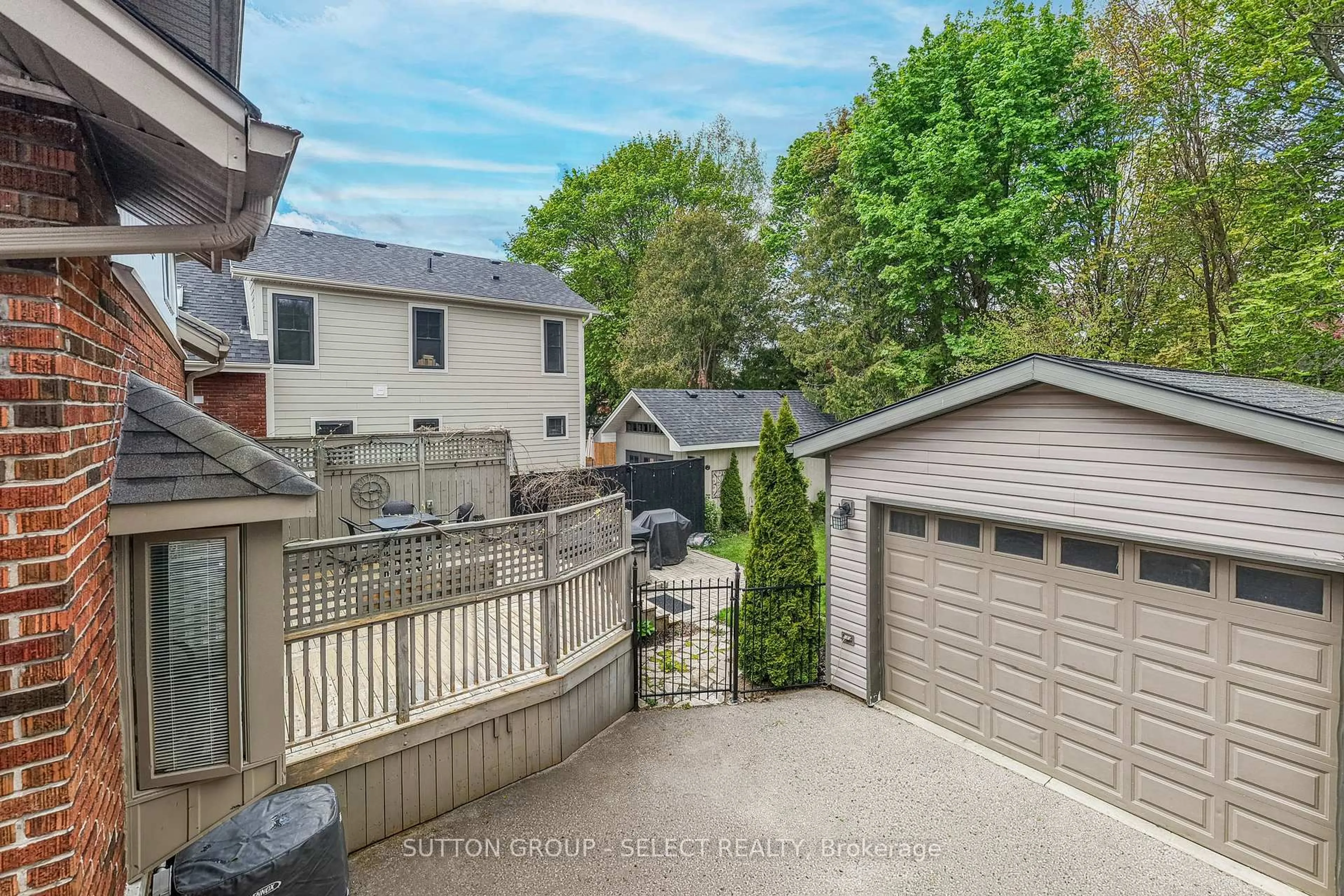 A pic from outside/outdoor area/front of a property/back of a property/a pic from drone, street for 442 Victoria St, London East Ontario N5Y 4A9