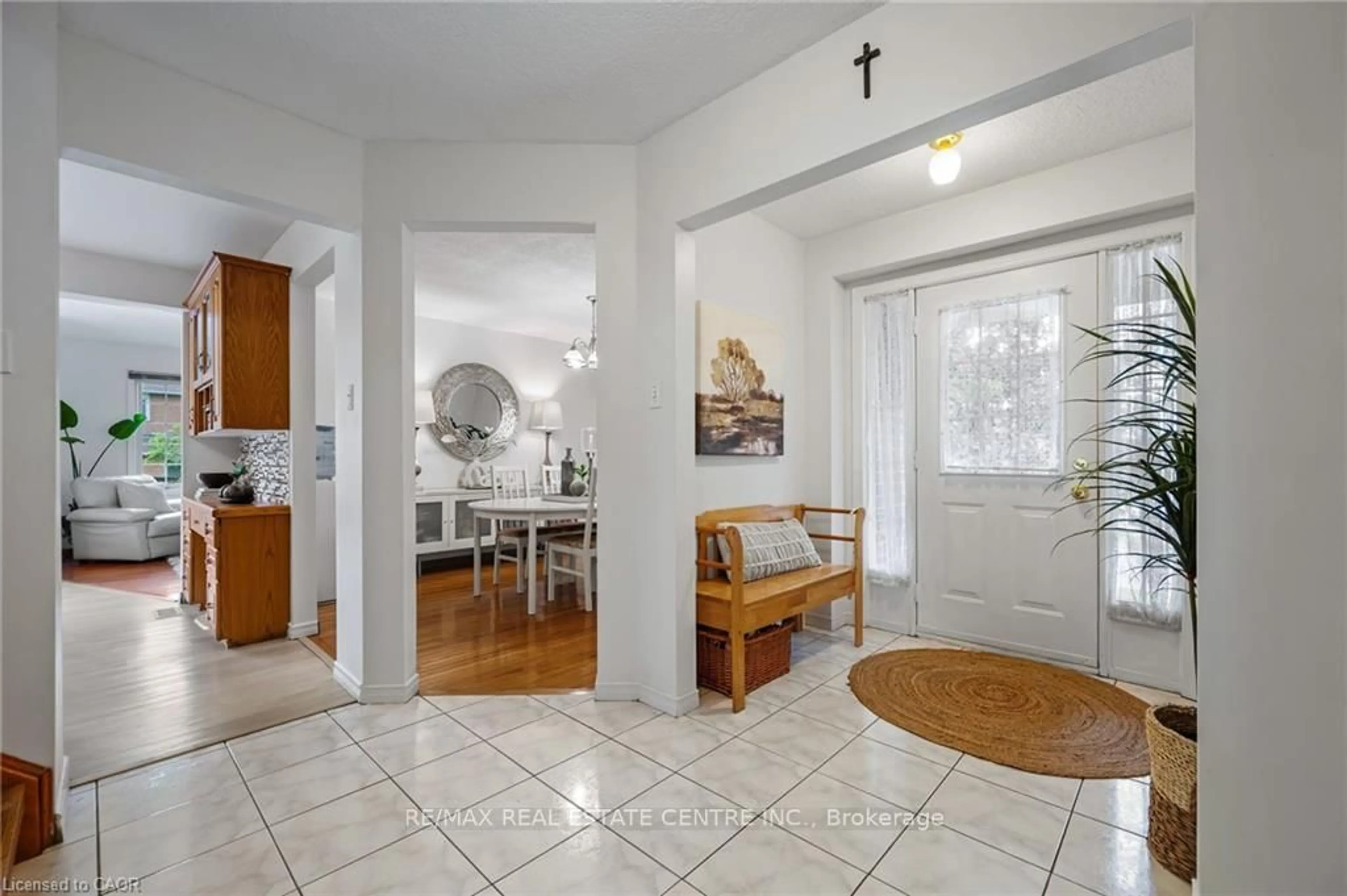 Indoor entryway for 444 Burnett Ave, Cambridge Ontario N1T 1L3