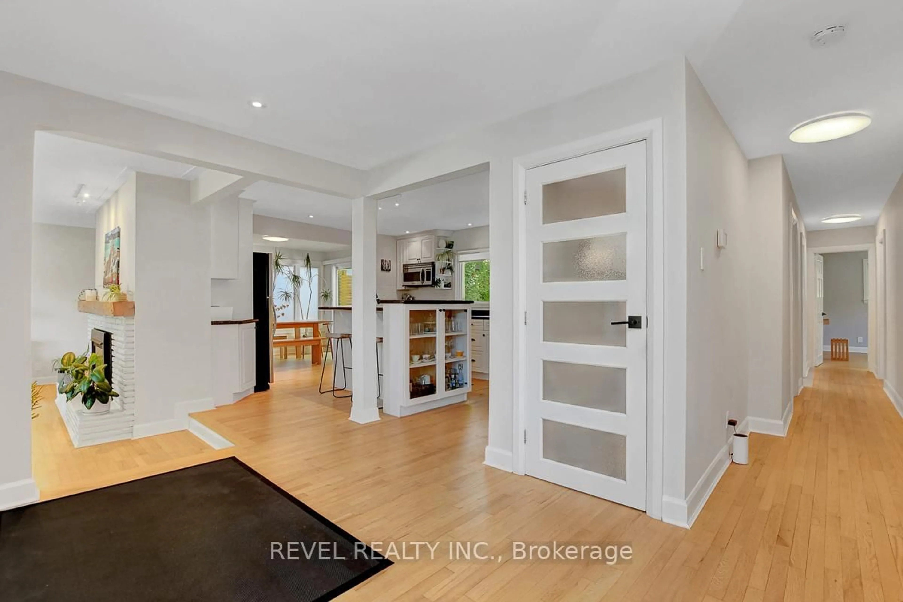 Indoor entryway for 353 Mountbatten Ave, Ottawa Ontario K1H 5W2