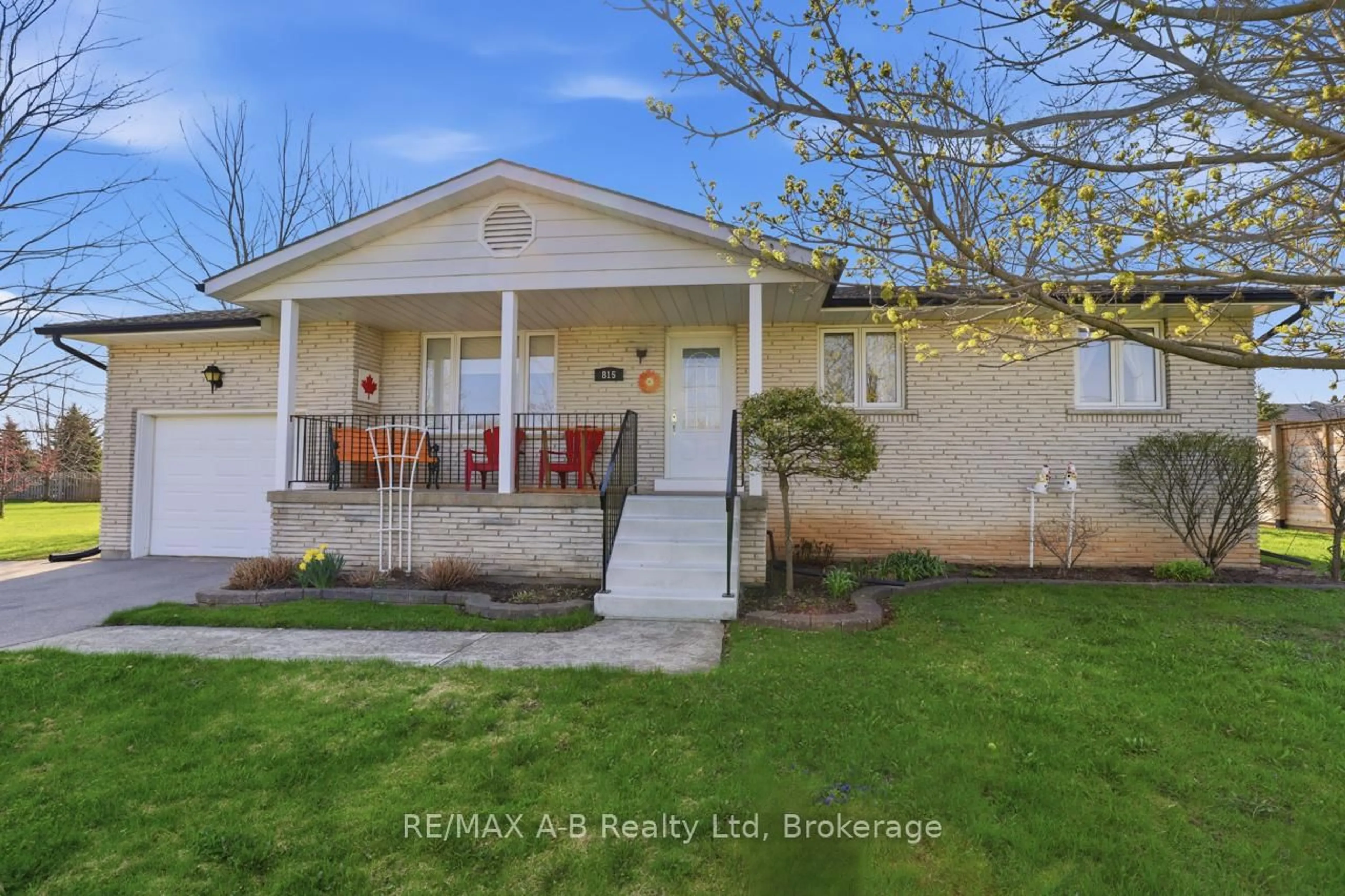 A pic from outside/outdoor area/front of a property/back of a property/a pic from drone, street for 815 O'Loane Ave, Stratford Ontario N5A 6S6
