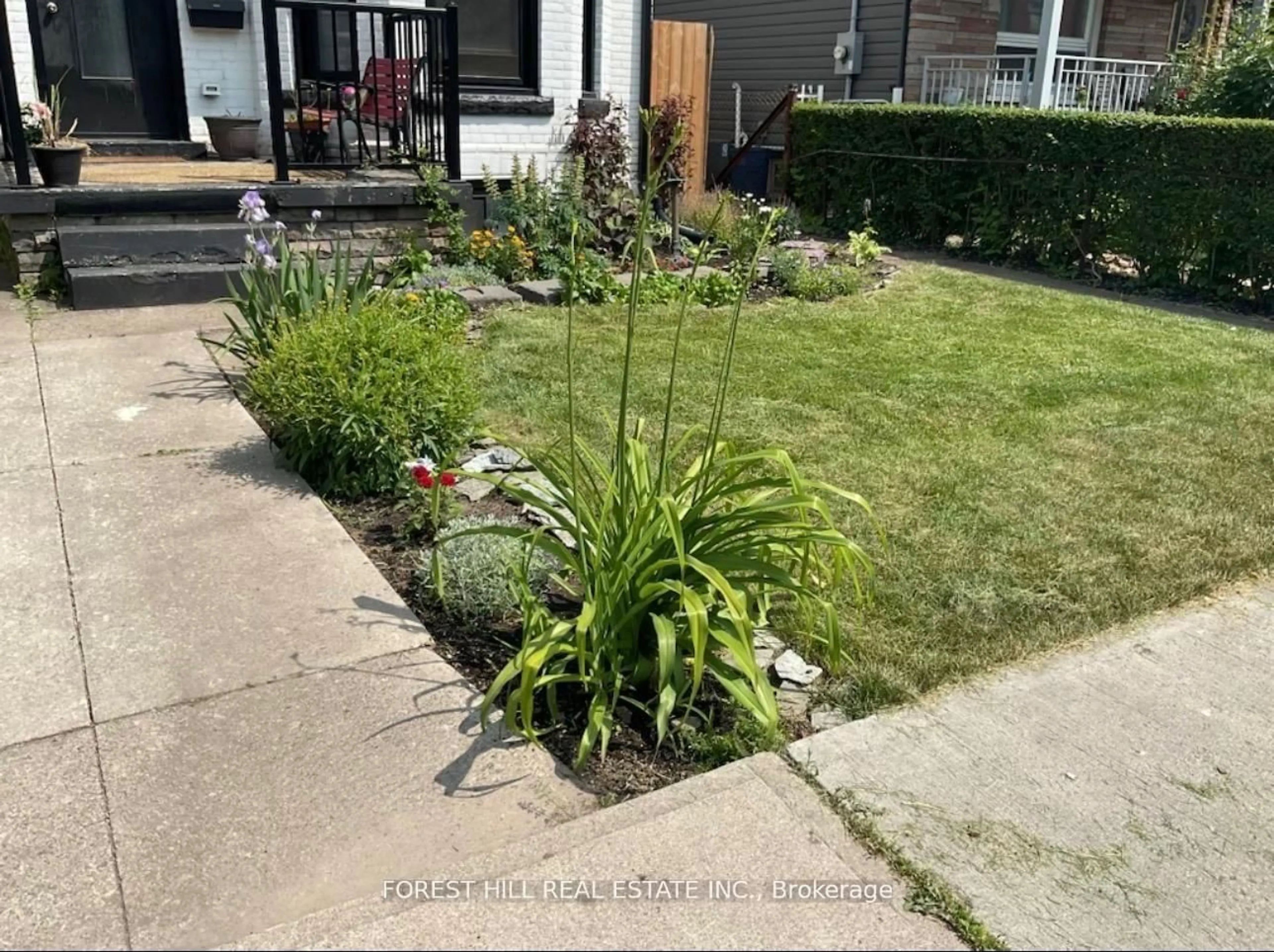 A pic from outside/outdoor area/front of a property/back of a property/a pic from drone, street for 212 Gibson Ave, Hamilton Ontario L8L 6K1