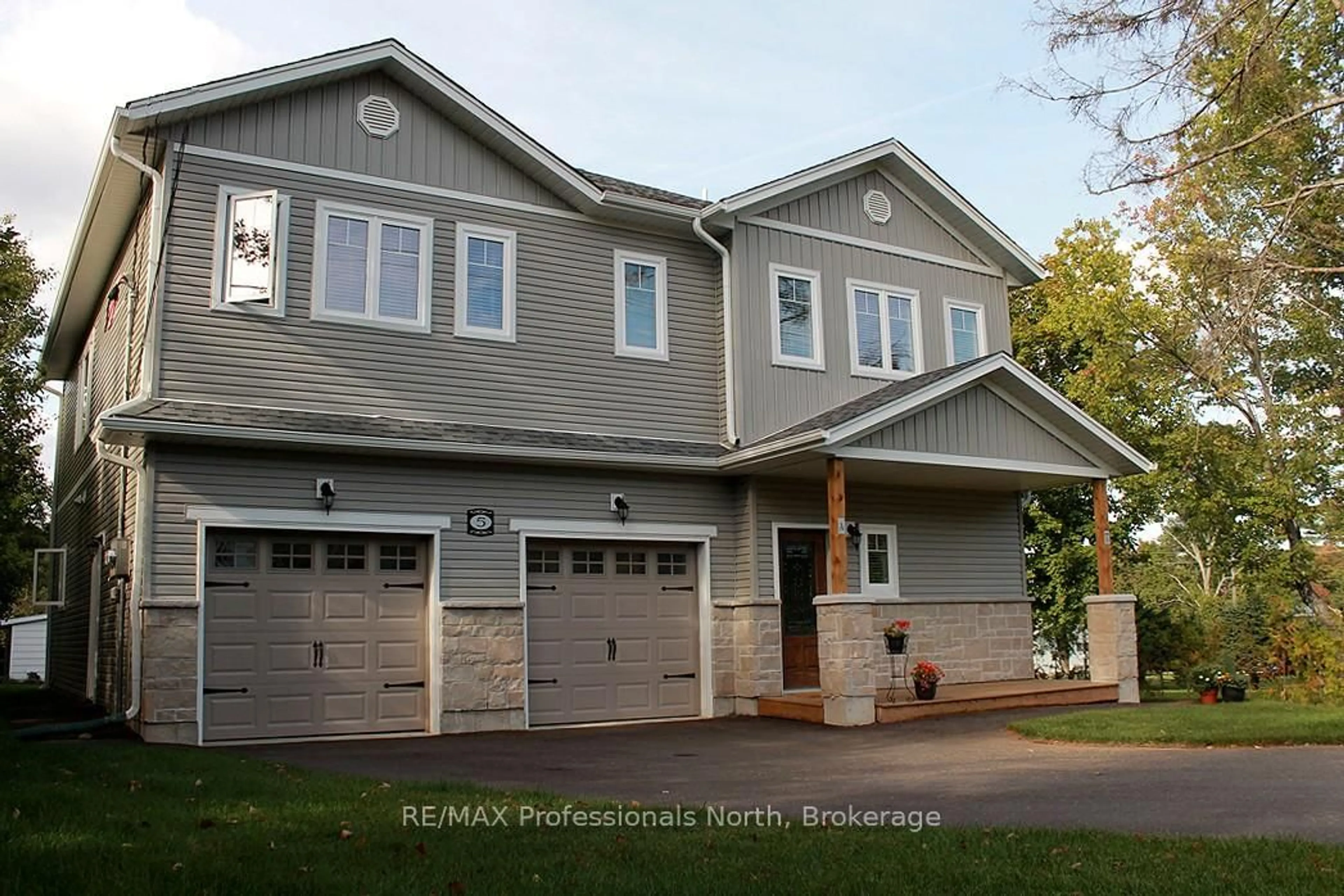 Home with vinyl exterior material, street for 5 Greaves Ave, Huntsville Ontario P1H 1V2