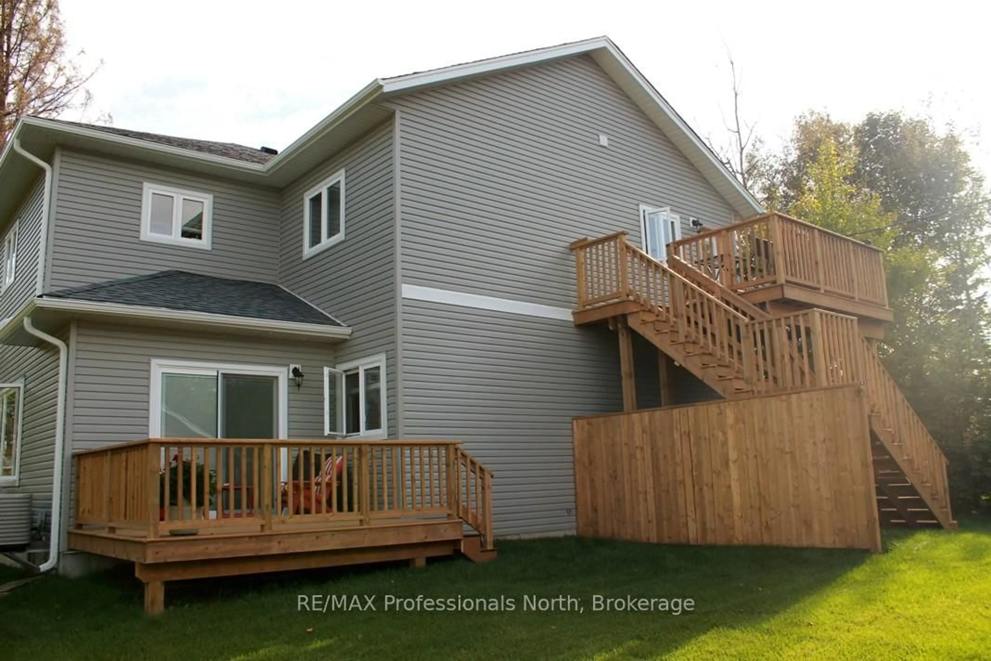 Home with vinyl exterior material, unknown for 5 Greaves Ave, Huntsville Ontario P1H 1V2