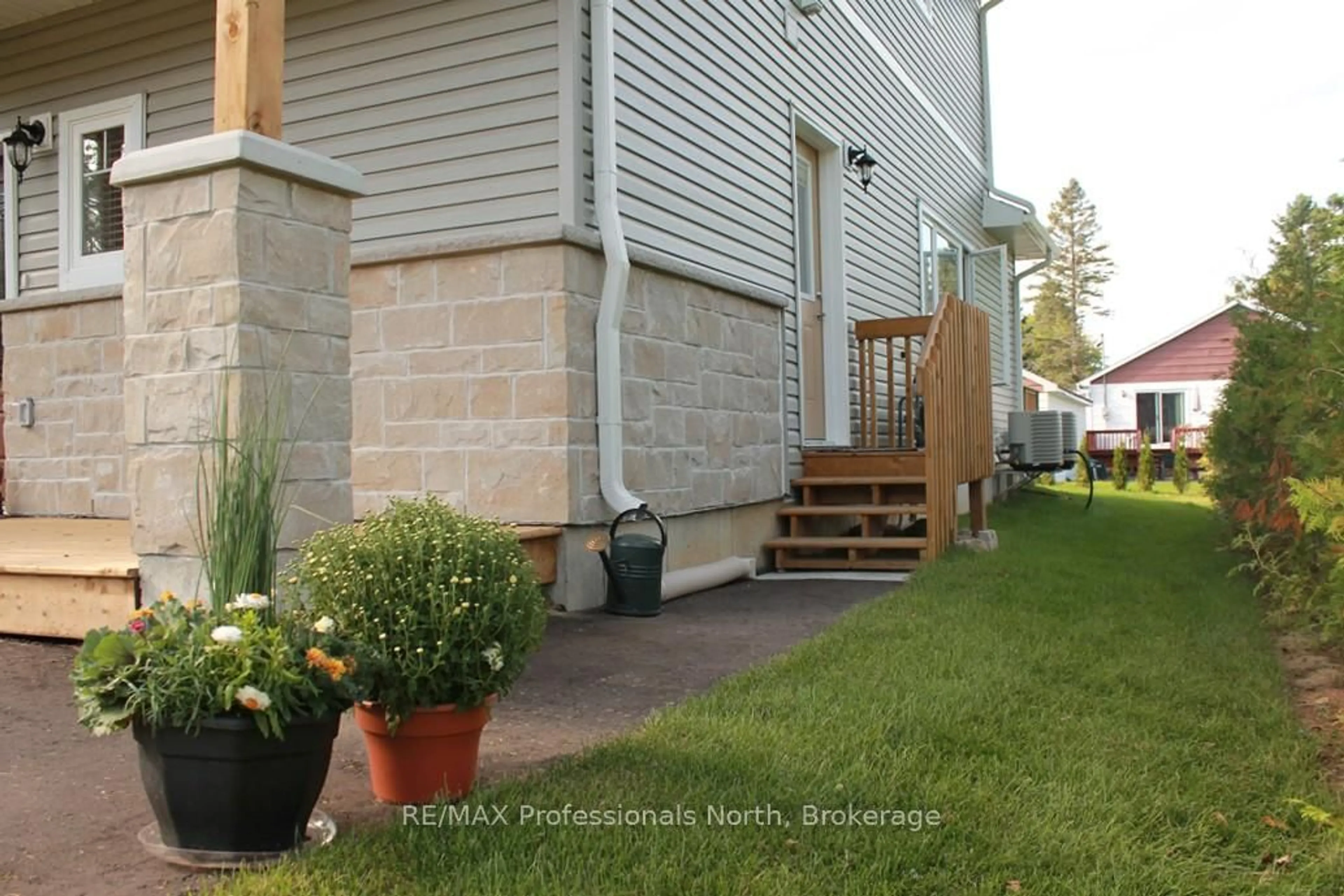 Patio, street for 5 Greaves Ave, Huntsville Ontario P1H 1V2