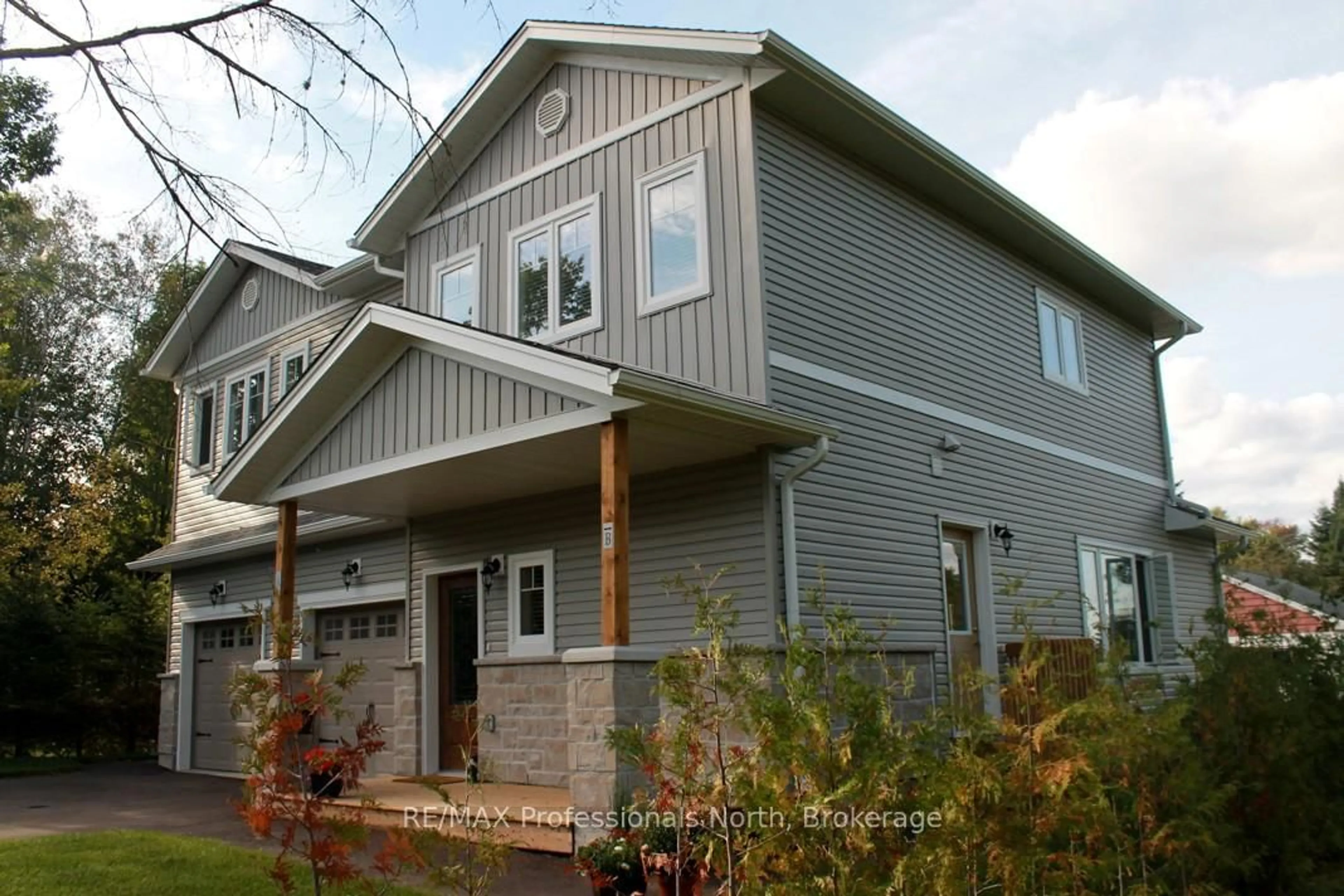 Home with vinyl exterior material, building for 5 Greaves Ave, Huntsville Ontario P1H 1V2