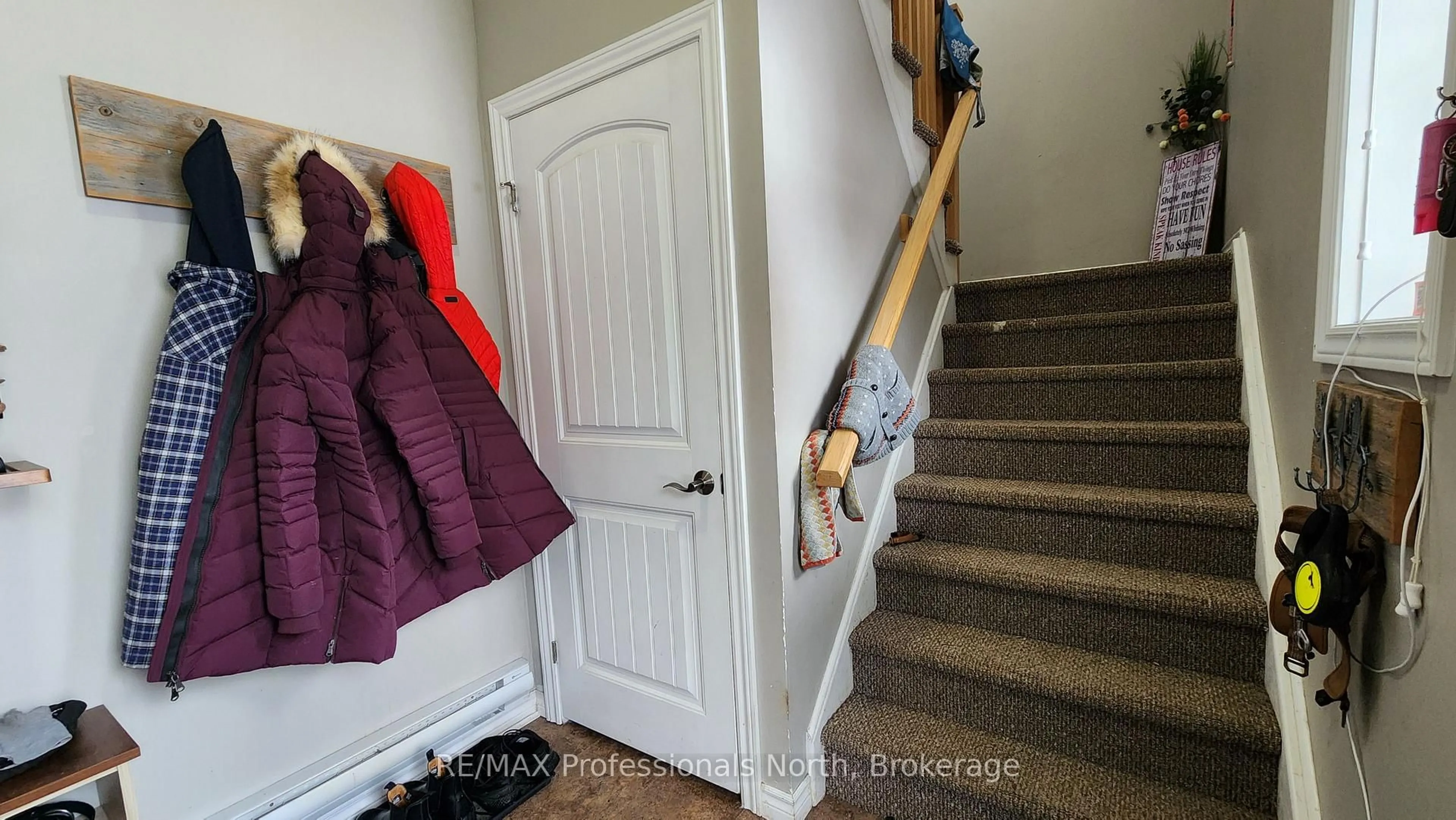 Indoor entryway for 5 Greaves Ave, Huntsville Ontario P1H 1V2