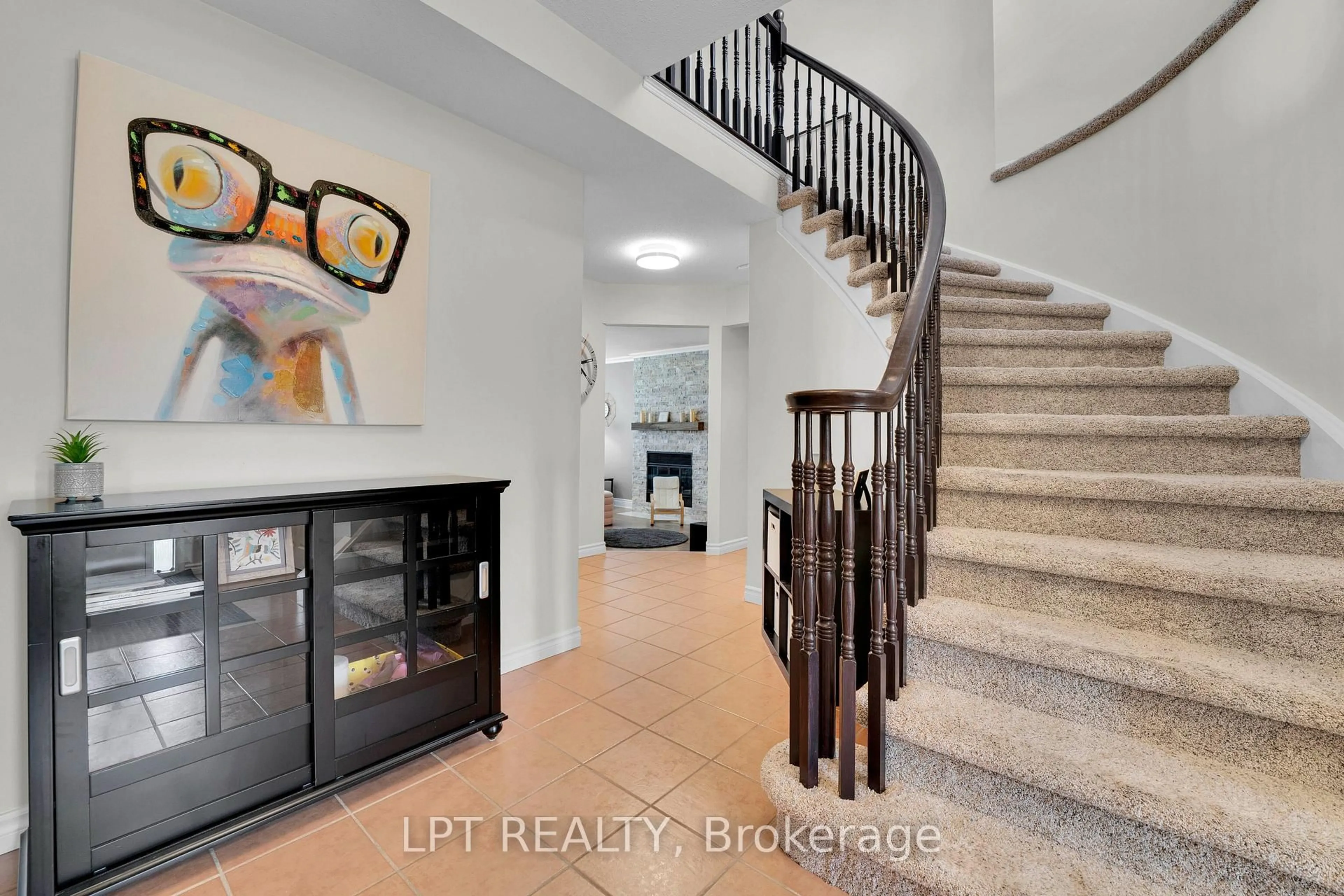 Indoor entryway for 804 Hauteview Dr, Ottawa Ontario K4A 2M1