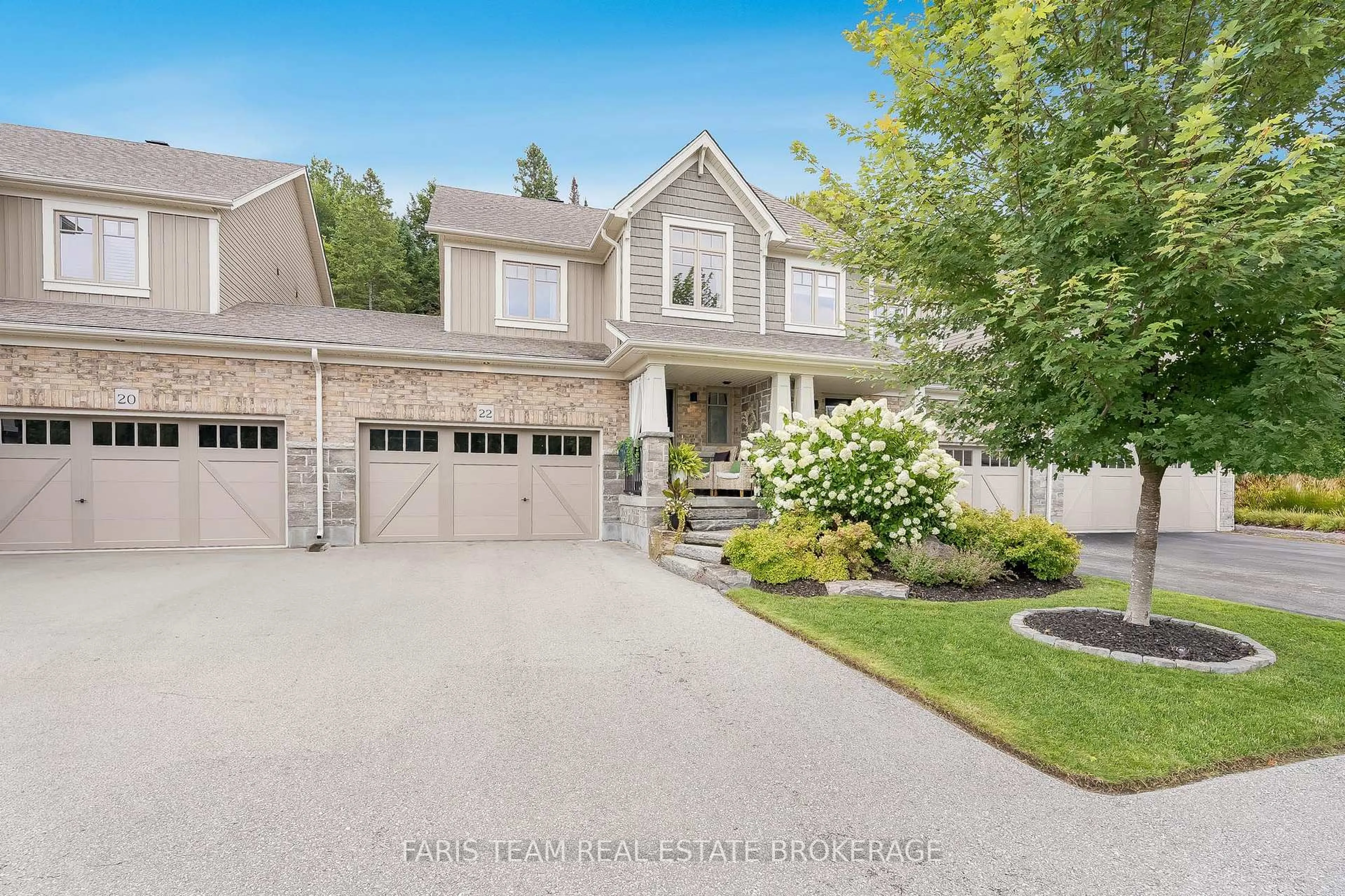 Home with vinyl exterior material, street for 22 Spalding Cres, Huntsville Ontario P1H 1C8