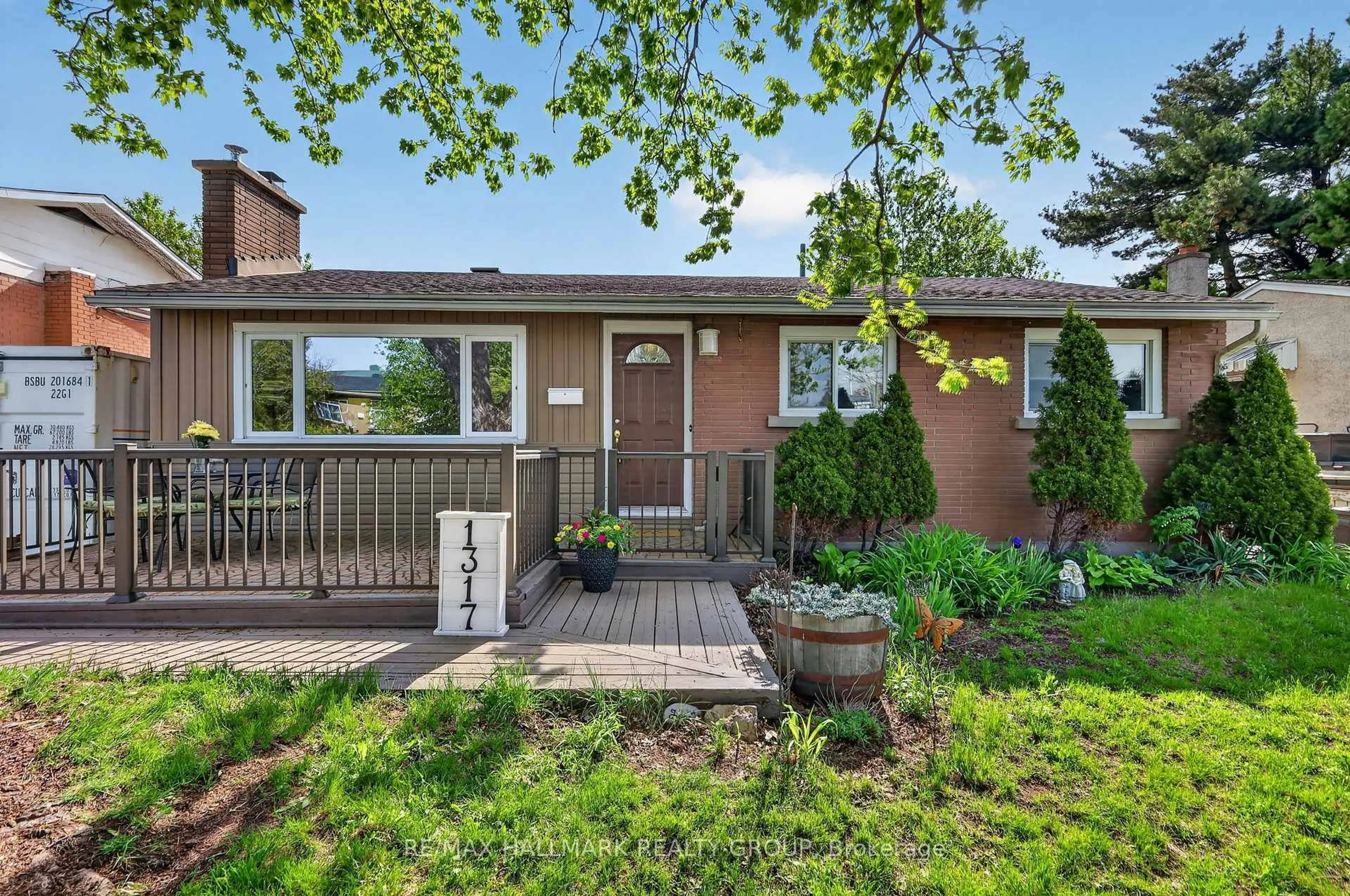 Home with vinyl exterior material, street for 1317 AVENUE Q, Ottawa Ontario K1G 0B7