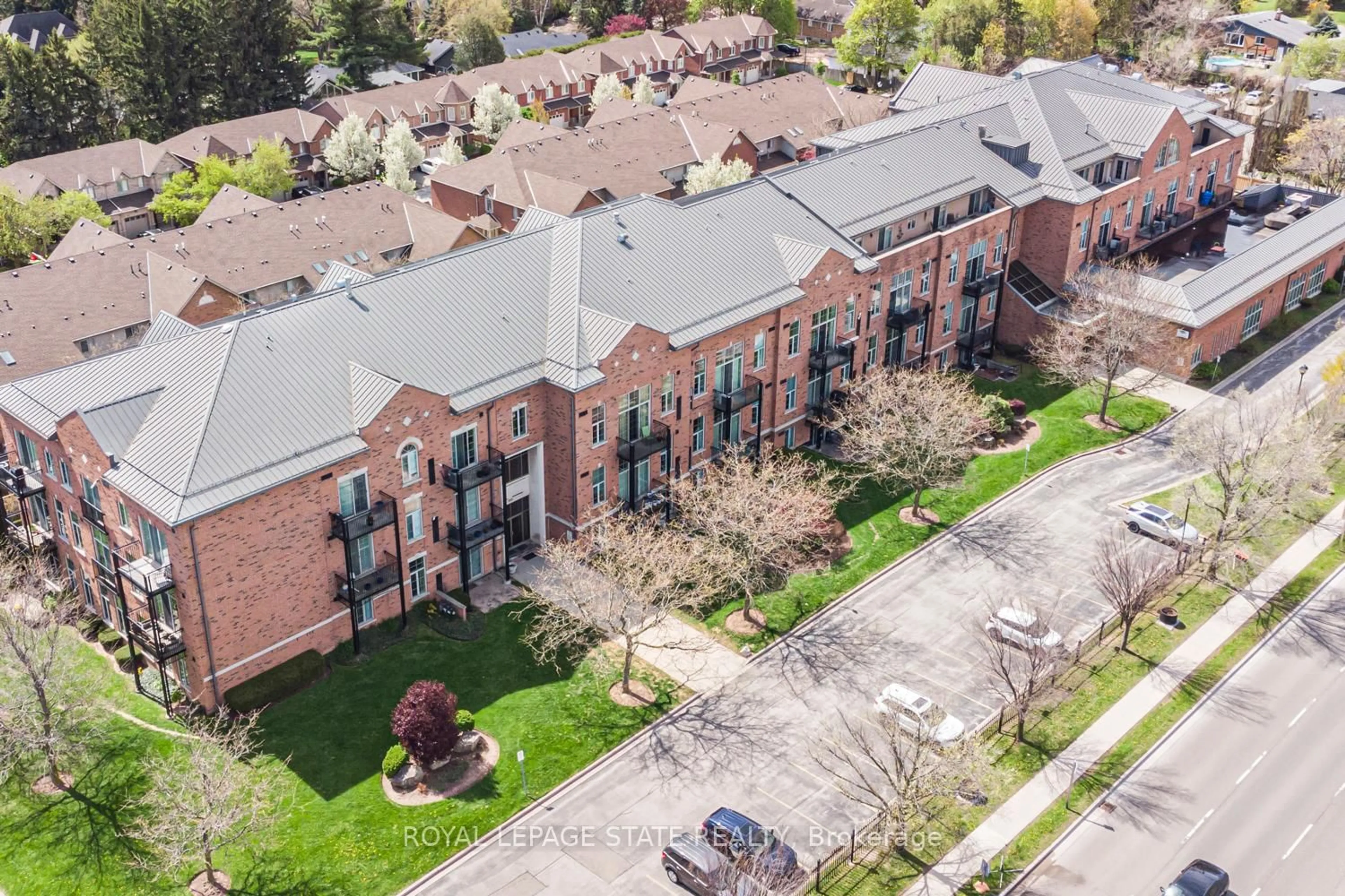 A pic from outside/outdoor area/front of a property/back of a property/a pic from drone, unknown for 262 Dundas St #311, Hamilton Ontario L9B 1A9