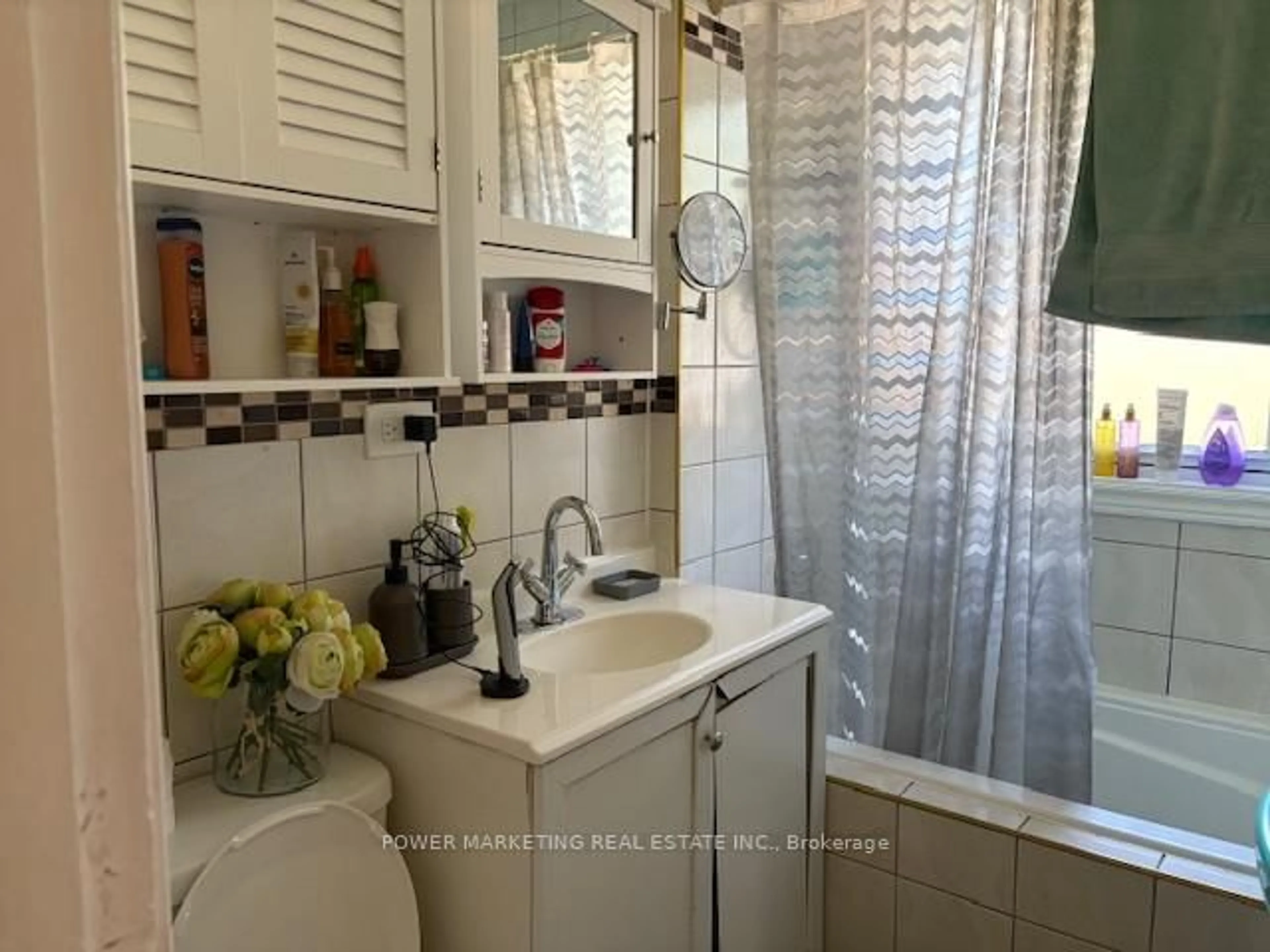 Standard bathroom, ceramic/tile floor for 803 Merivale Rd, Ottawa Ontario K1Z 5Z5
