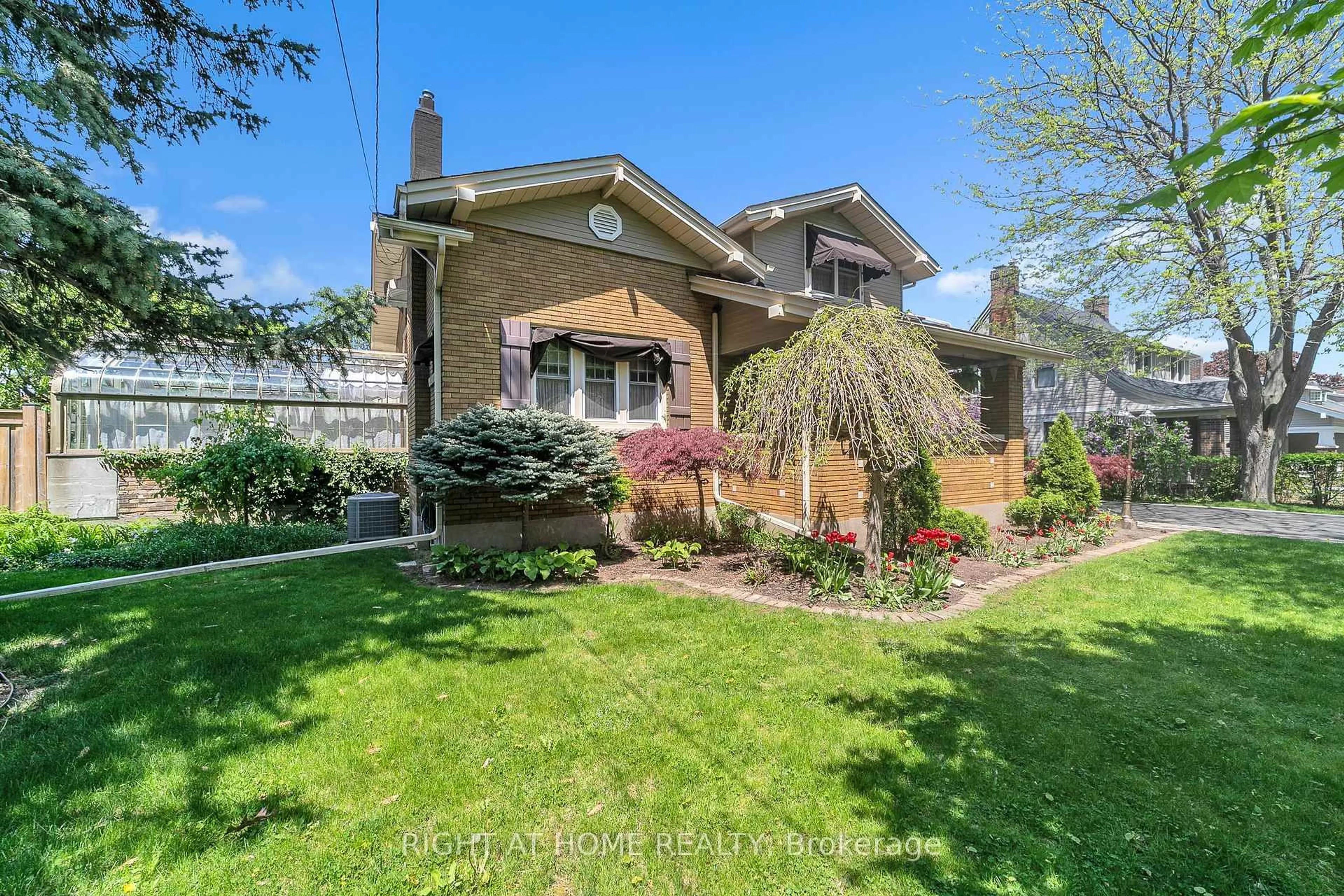 A pic from outside/outdoor area/front of a property/back of a property/a pic from drone, street for 16 Nelles Blvd, Grimsby Ontario L3M 3R1