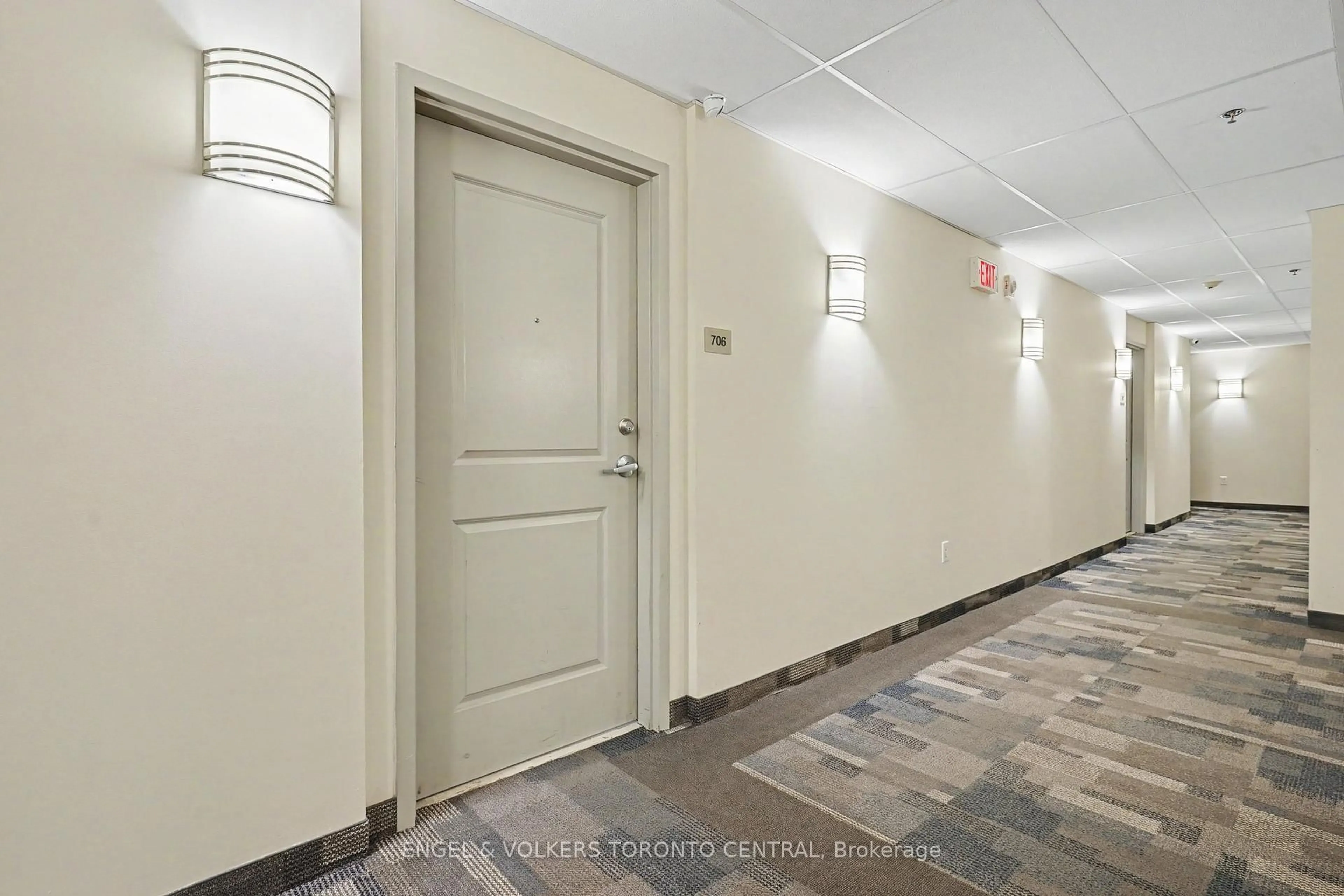 Indoor foyer for 90 Charlton Ave #706, Hamilton Ontario L8P 0B4