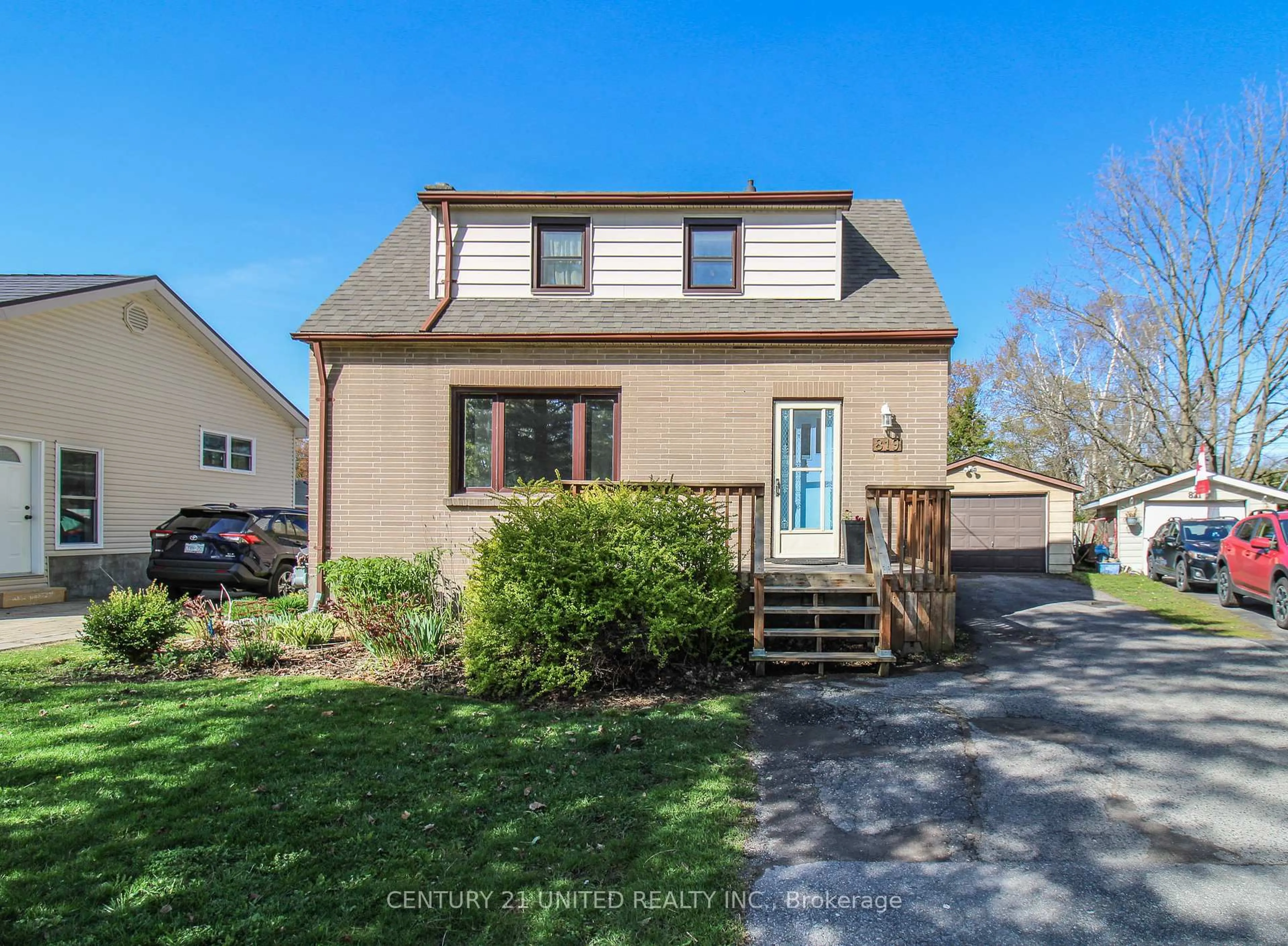 Home with vinyl exterior material, street for 819 Argyle St, Peterborough Ontario K9H 5T4