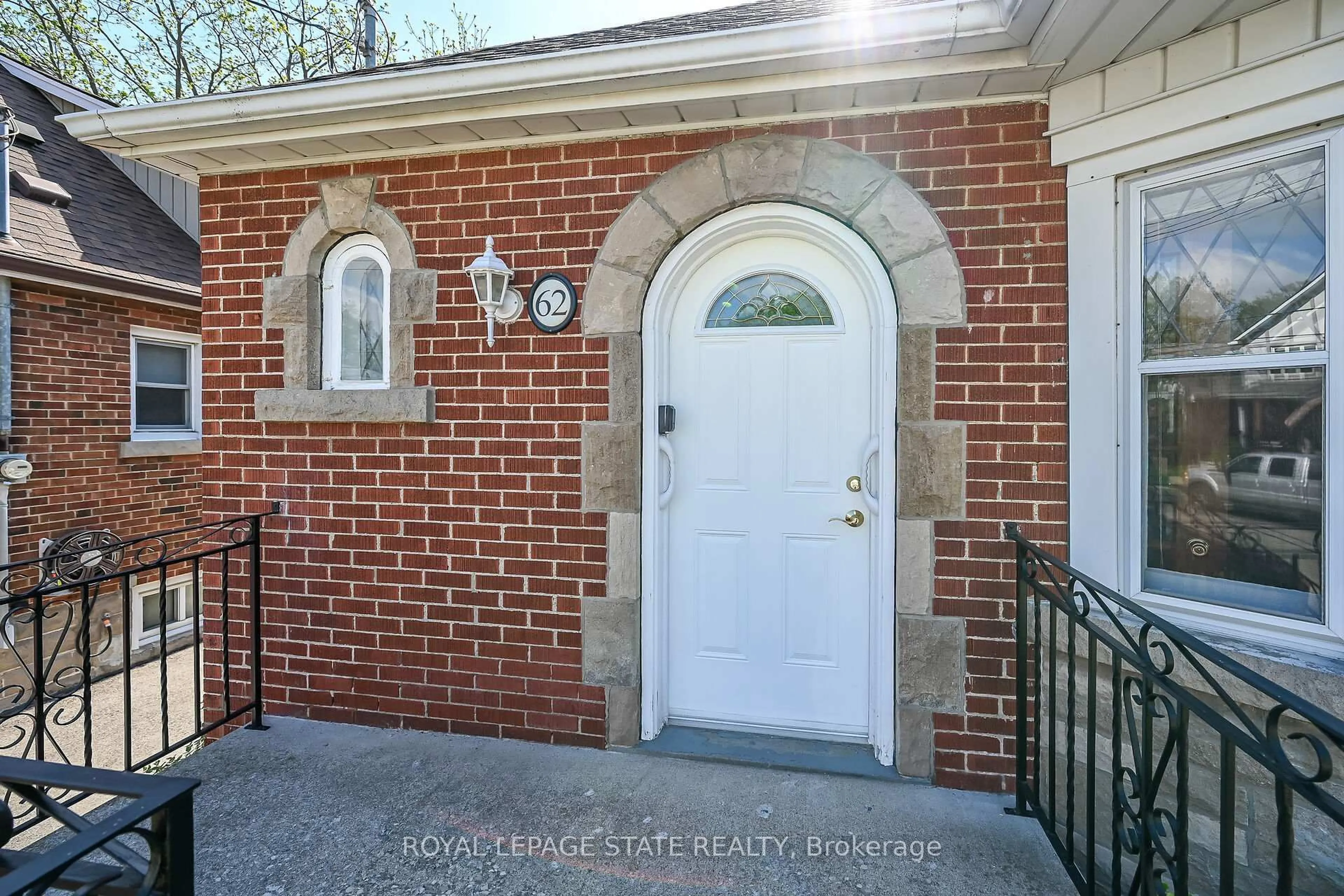 Indoor entryway for 62 Uplands Ave, Hamilton Ontario L8S 3X8