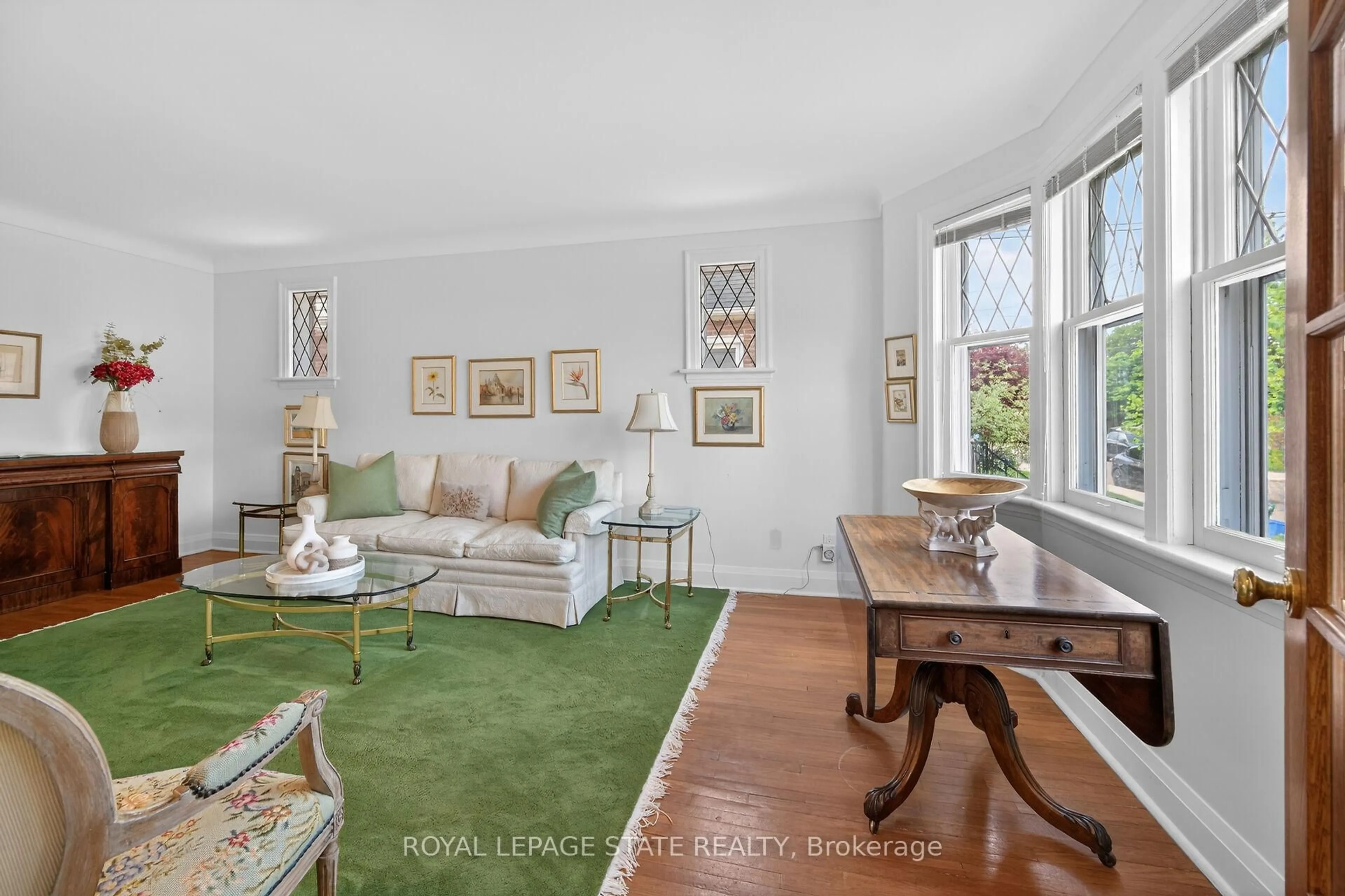 Living room with furniture, unknown for 62 Uplands Ave, Hamilton Ontario L8S 3X8