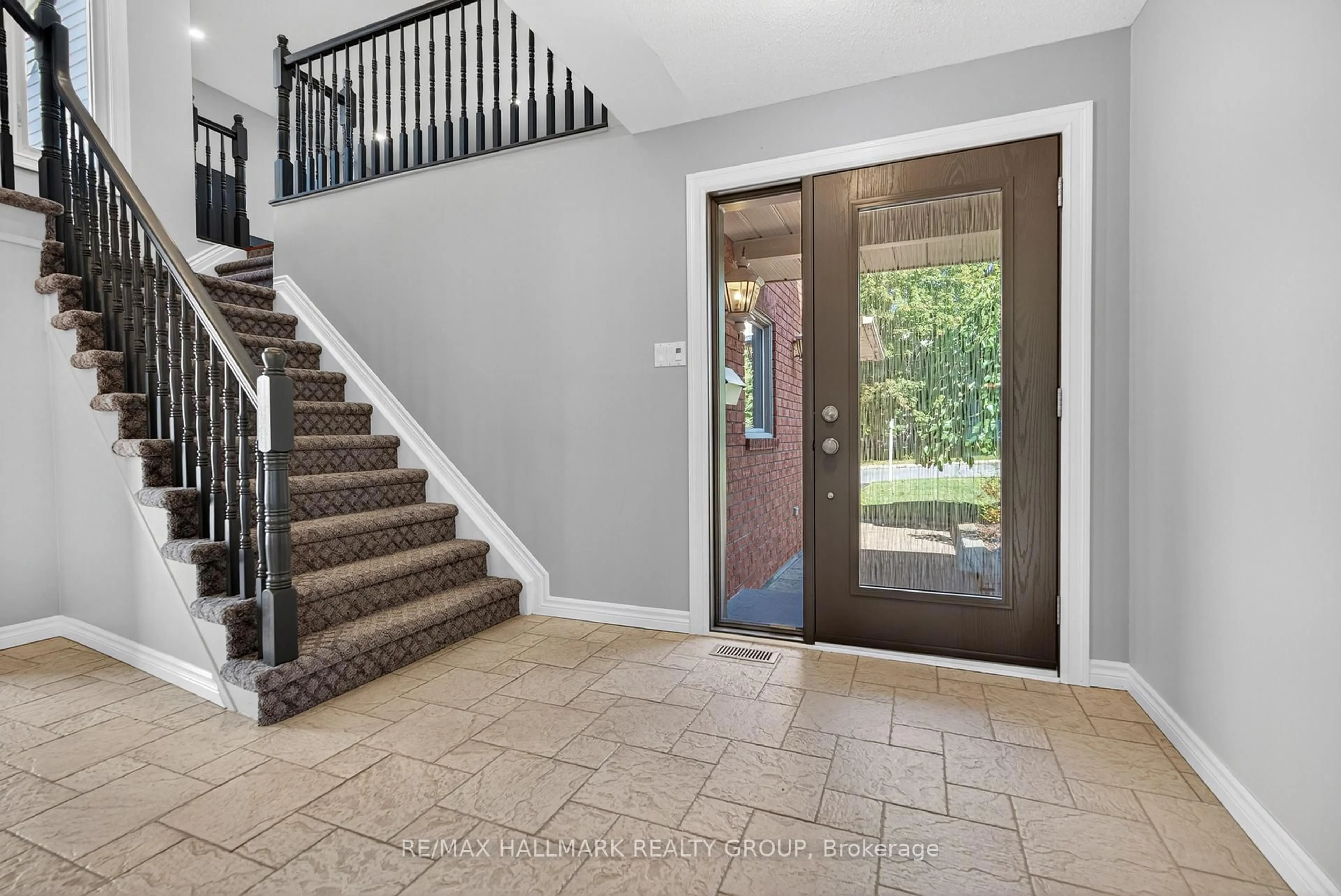 Indoor entryway for 1354 Gaultois Ave, Ottawa Ontario K1C 3G6