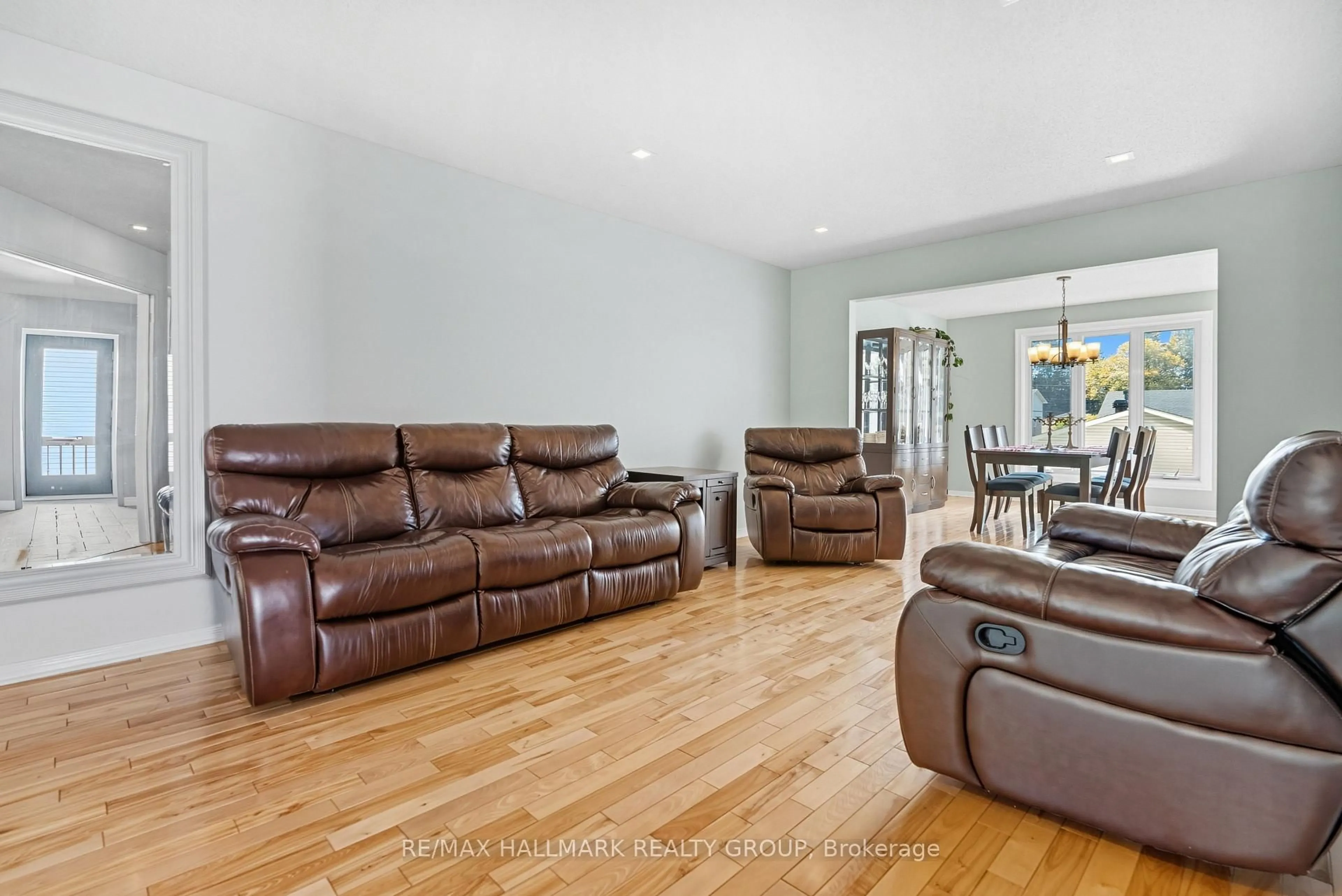 Living room with furniture, unknown for 1354 Gaultois Ave, Ottawa Ontario K1C 3G6