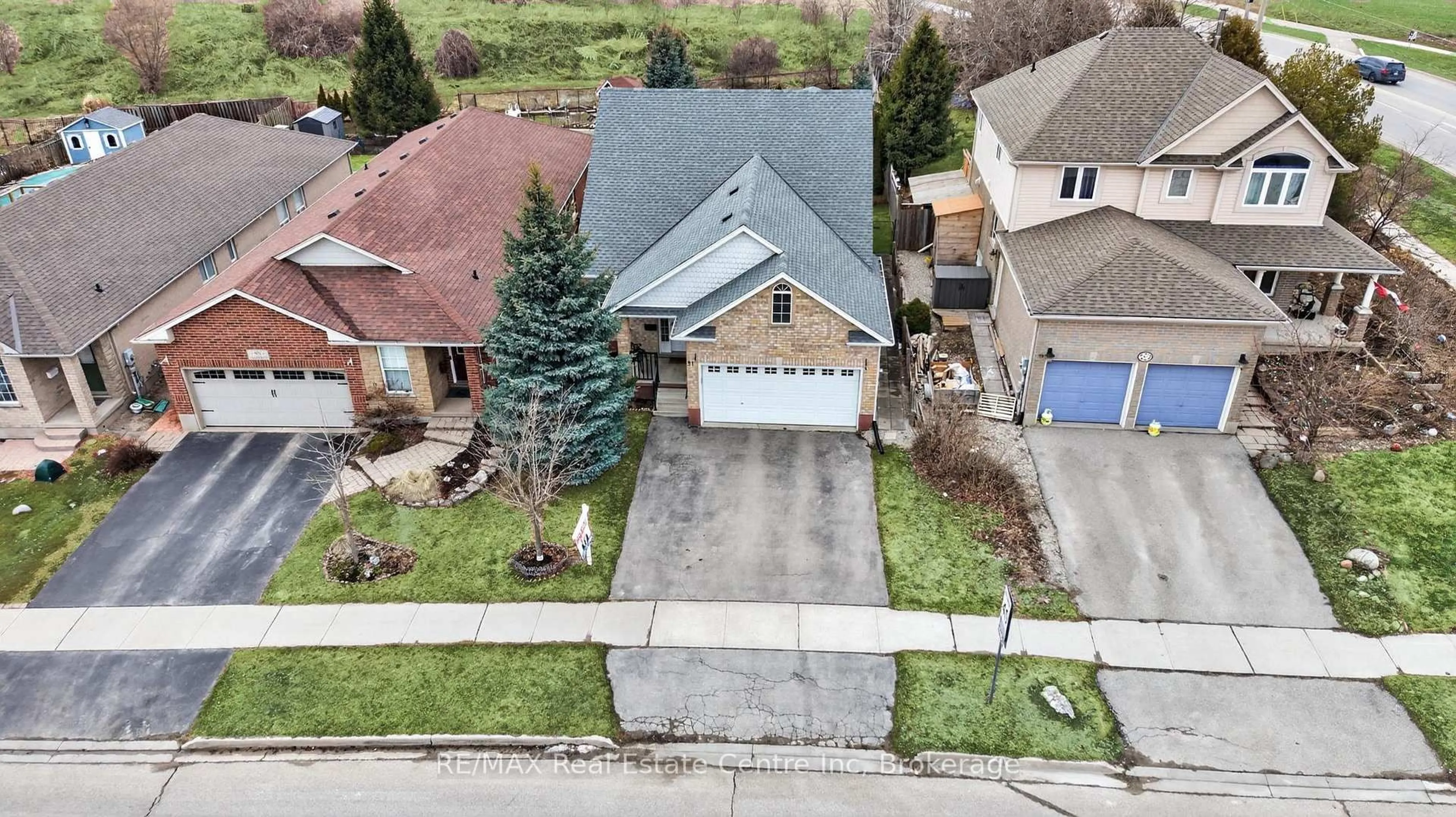 A pic from outside/outdoor area/front of a property/back of a property/a pic from drone, street for 91 Flaherty Dr, Guelph Ontario N1K 1Y7