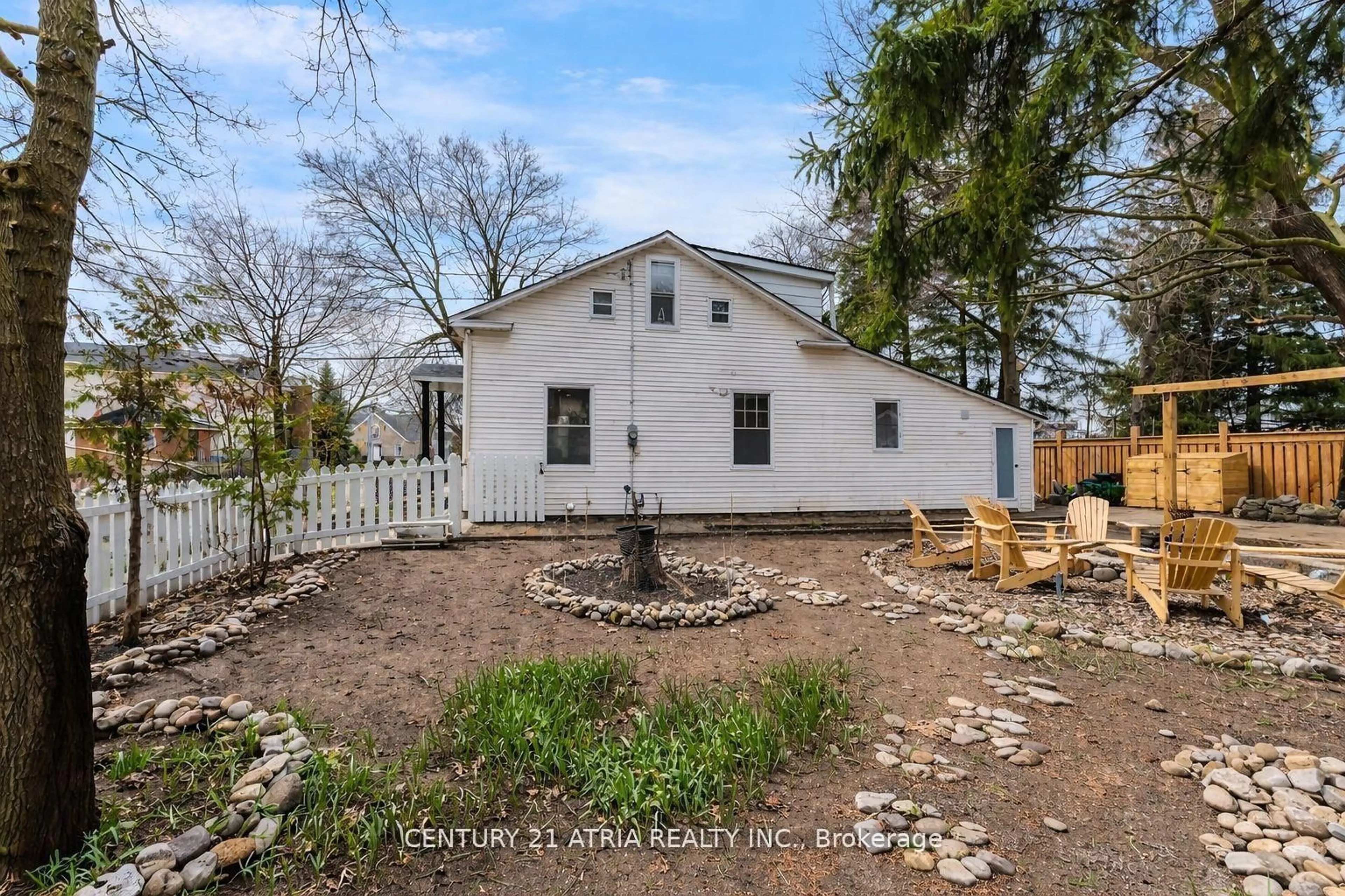 A pic from outside/outdoor area/front of a property/back of a property/a pic from drone, unknown for 132 Waterloo St, Cambridge Ontario N3H 1M8
