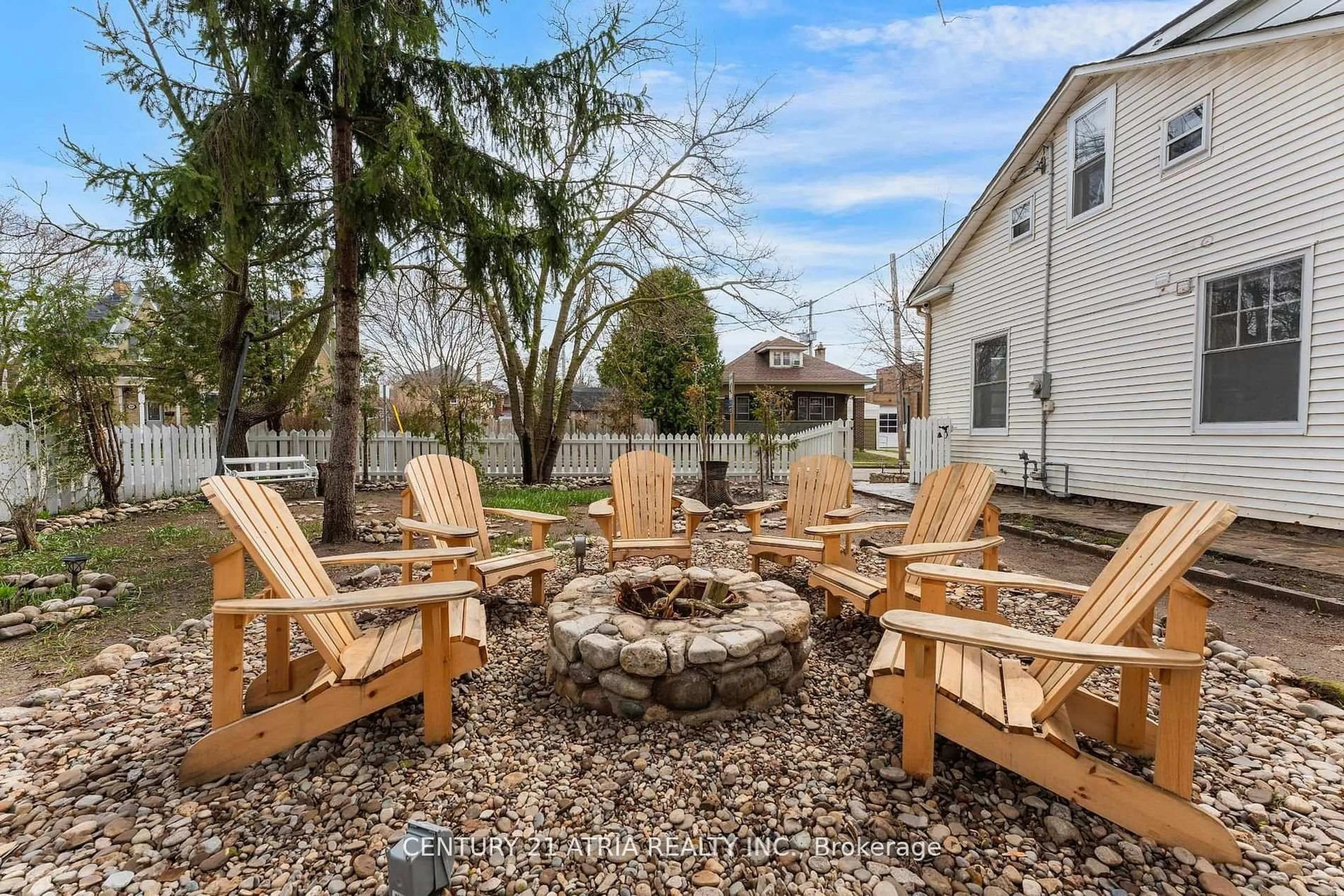 Patio, unknown for 132 Waterloo St, Cambridge Ontario N3H 1M8