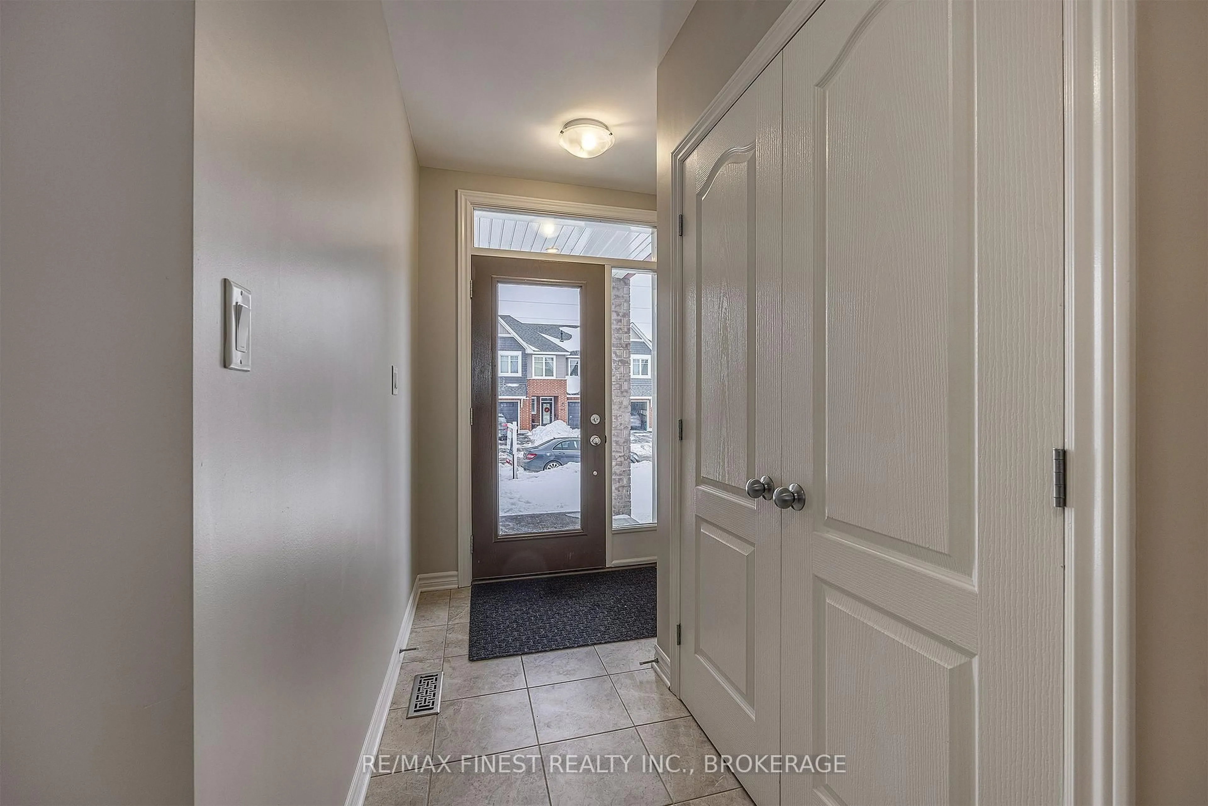 Indoor entryway for 1113 Barrow Ave, Kingston Ontario K7M 0G4