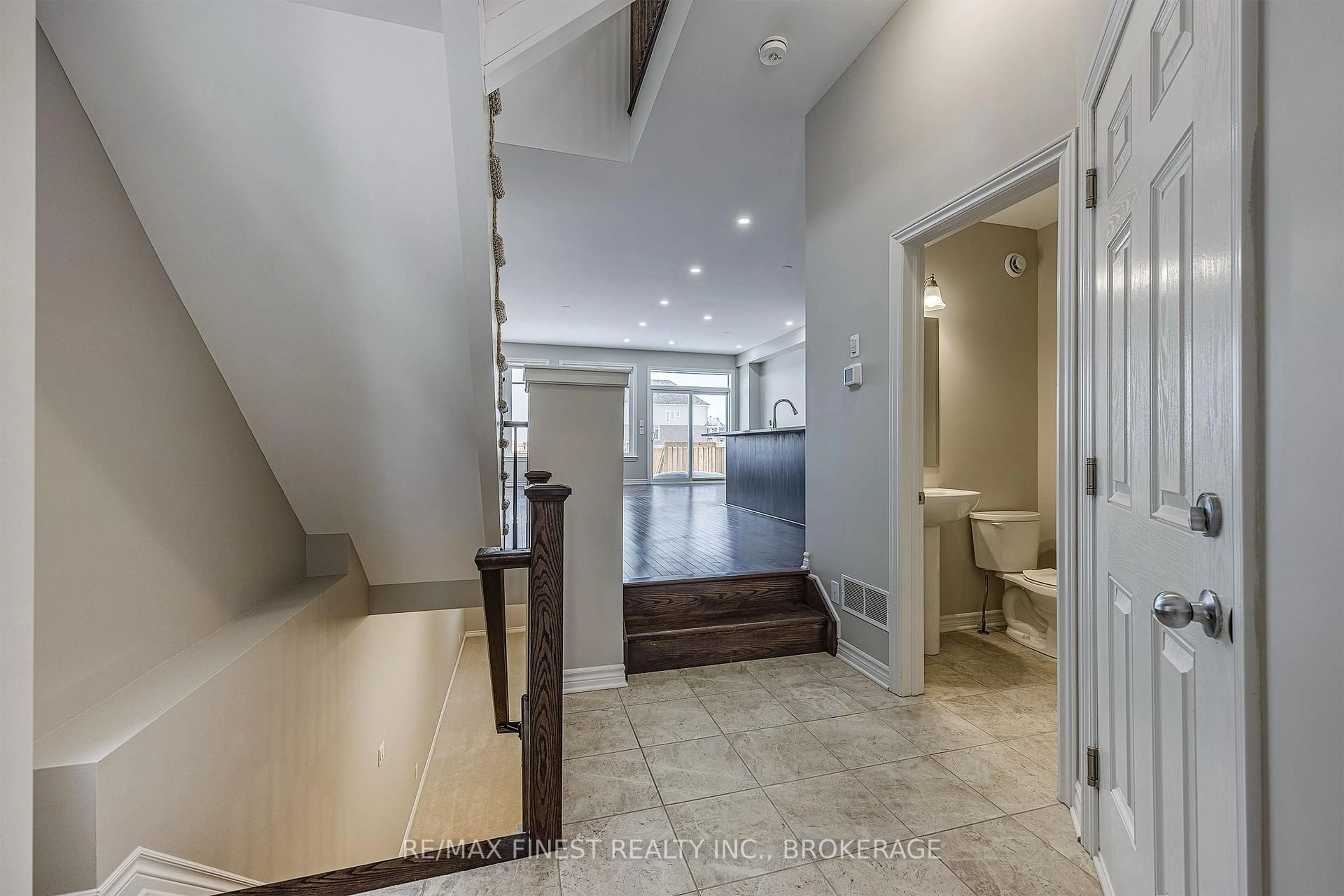 Indoor foyer for 1113 Barrow Ave, Kingston Ontario K7M 0G4