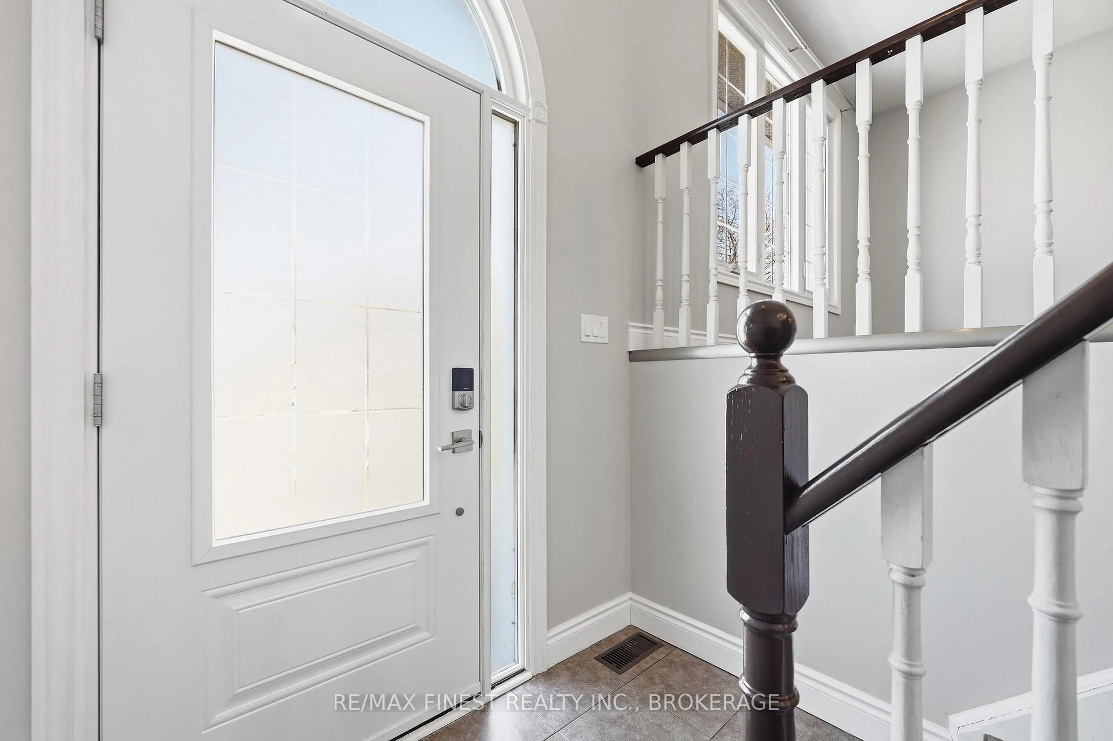 Indoor entryway for 295 OWENS Cres, Kingston Ontario K7M 8G9