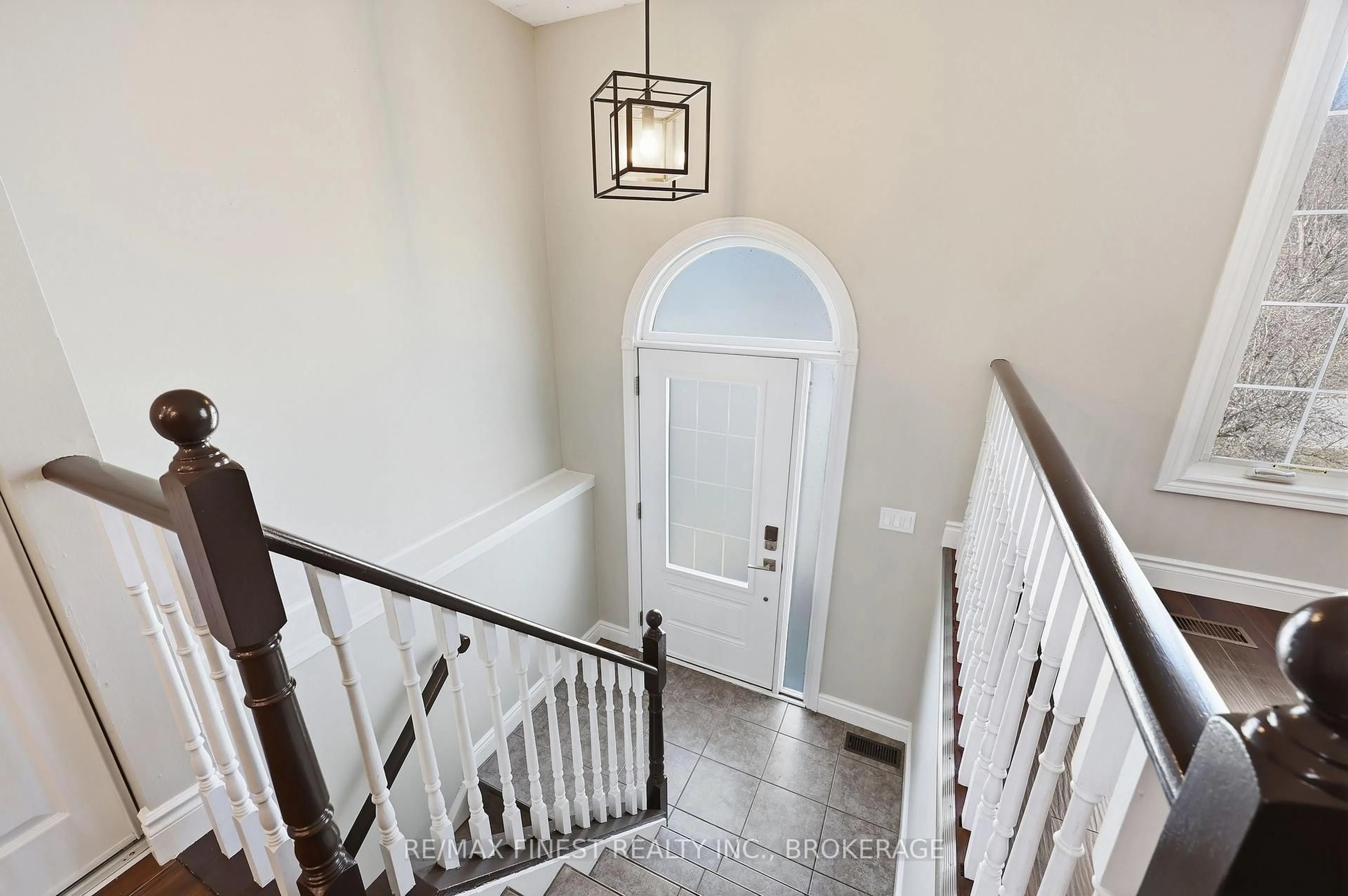 Indoor entryway for 295 OWENS Cres, Kingston Ontario K7M 8G9