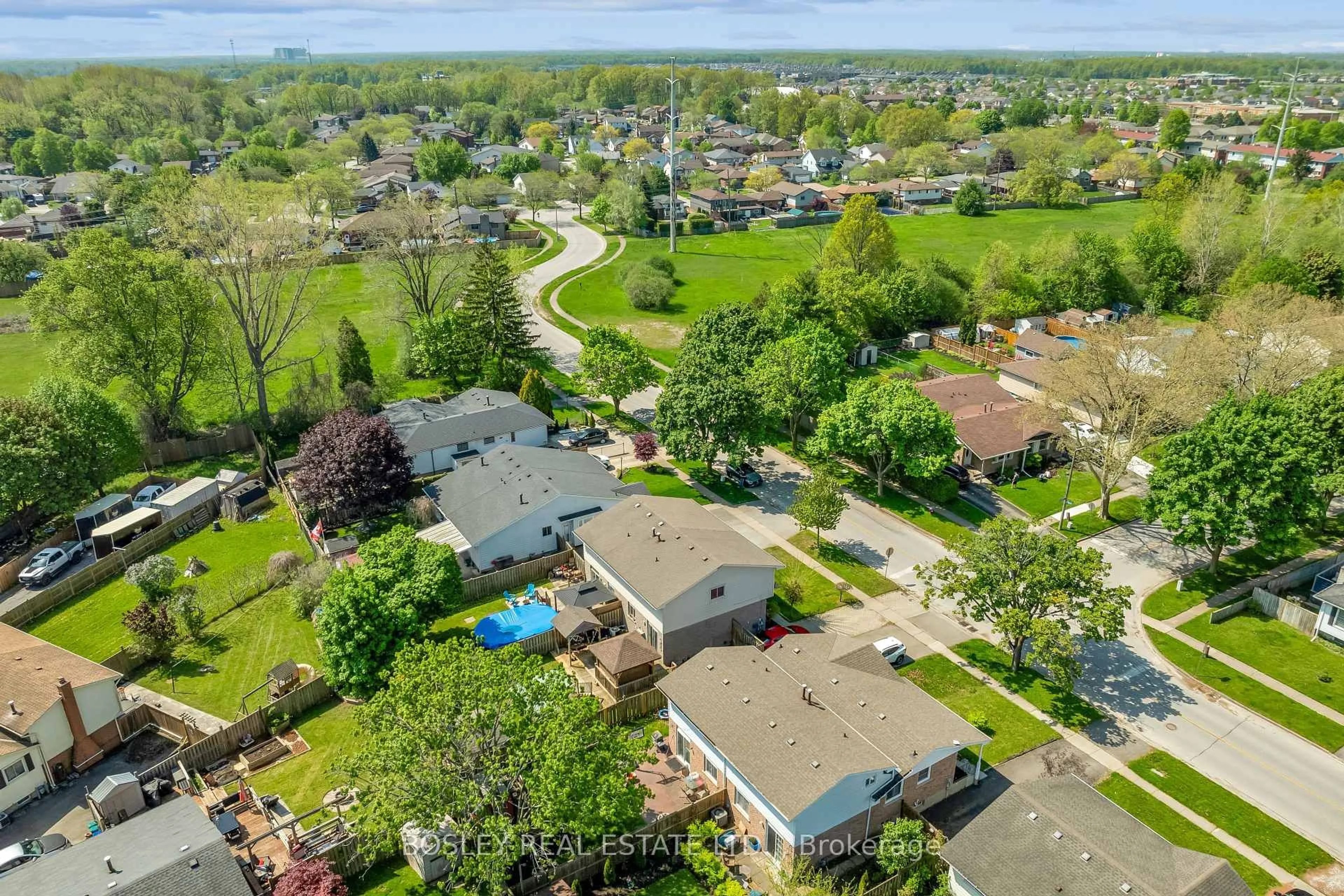 A pic from outside/outdoor area/front of a property/back of a property/a pic from drone, water/lake/river/ocean view for 6596 Pitton Rd, Niagara Falls Ontario L2H 1Z8