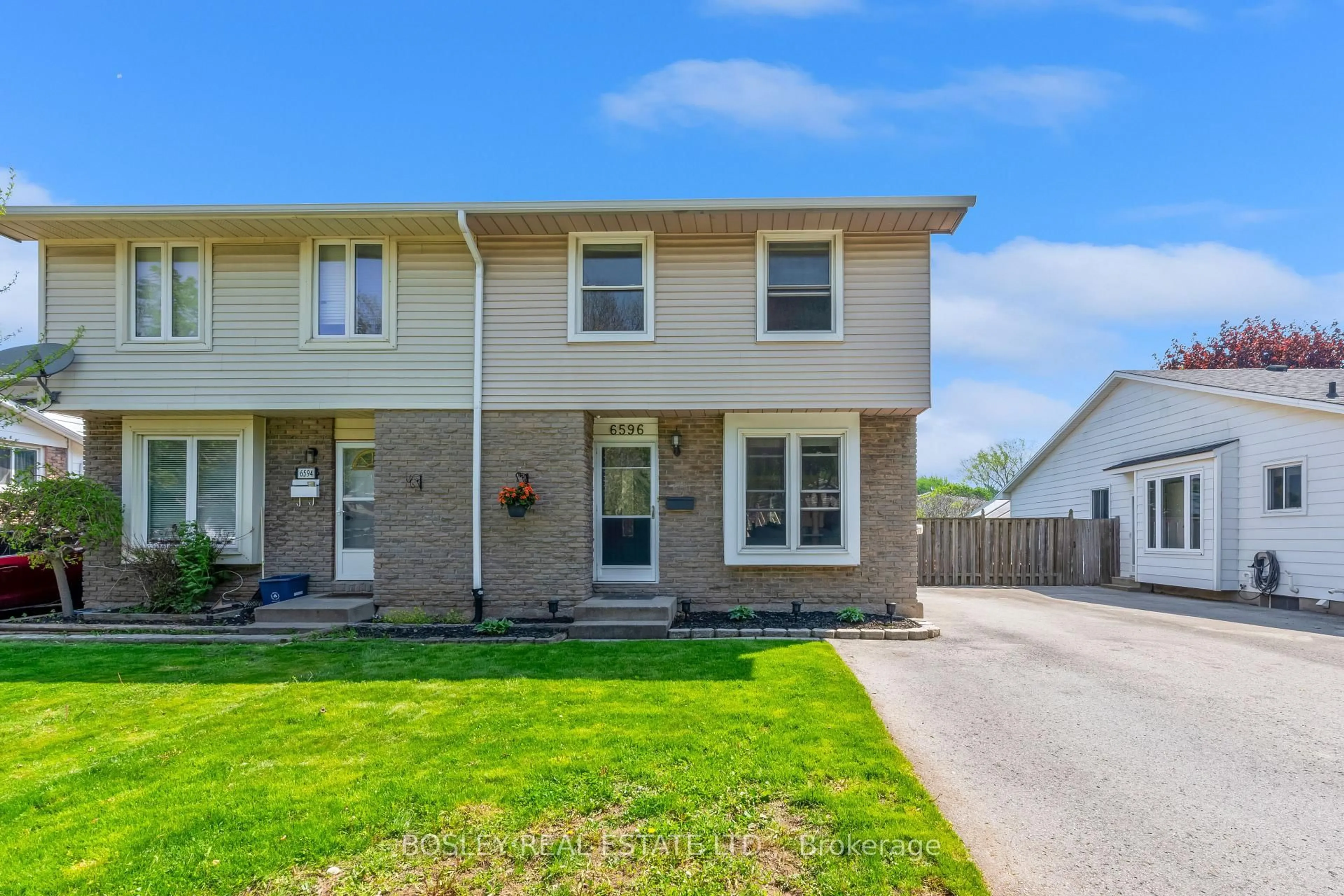 Home with vinyl exterior material, street for 6596 Pitton Rd, Niagara Falls Ontario L2H 1Z8