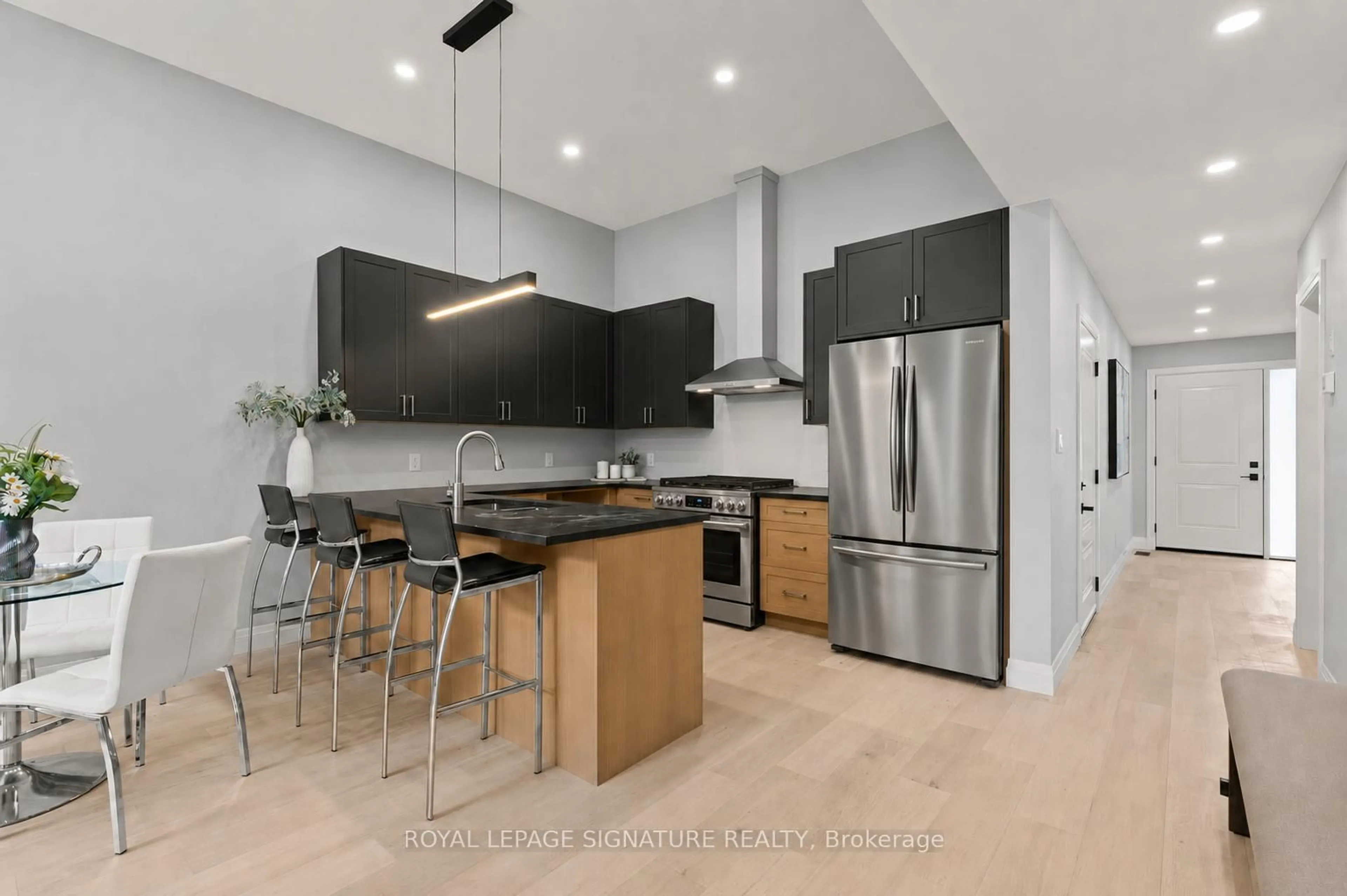 Open concept kitchen, unknown for 139 King Edward St, Brant Ontario N3L 3E3