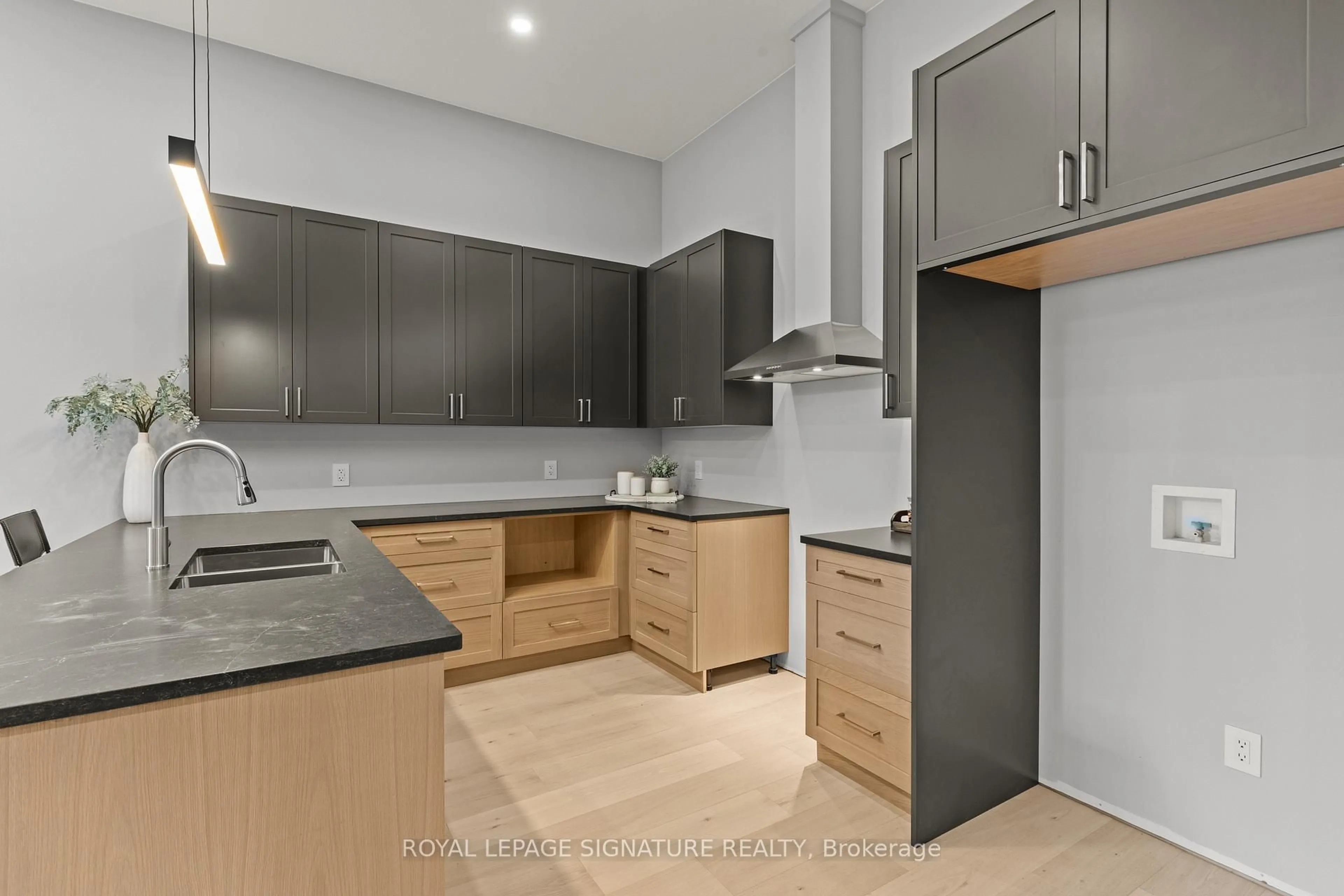 Standard kitchen, unknown for 139 King Edward St, Brant Ontario N3L 3E3