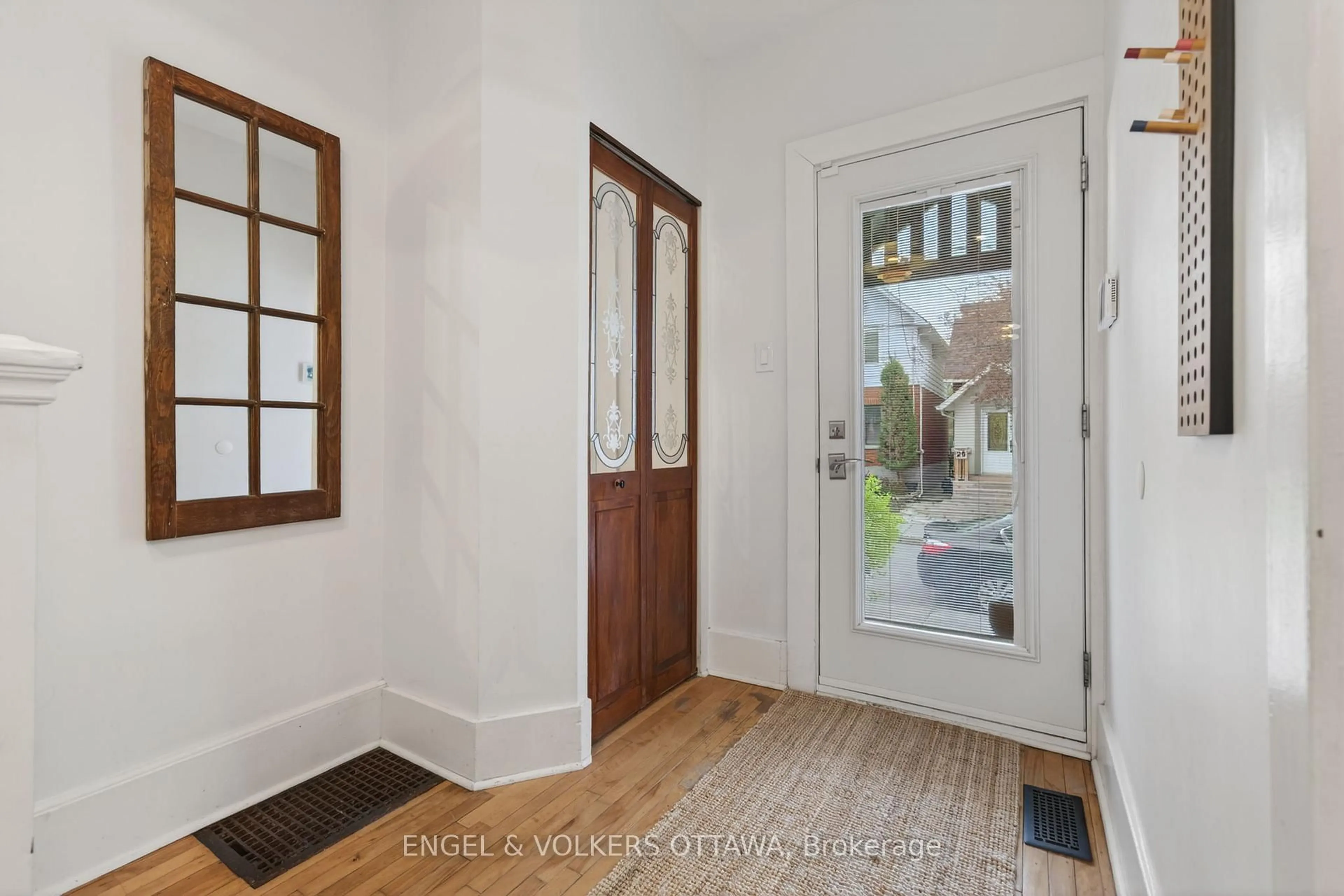 Indoor entryway for 30 Roslyn Ave, Ottawa Ontario K1S 4W3