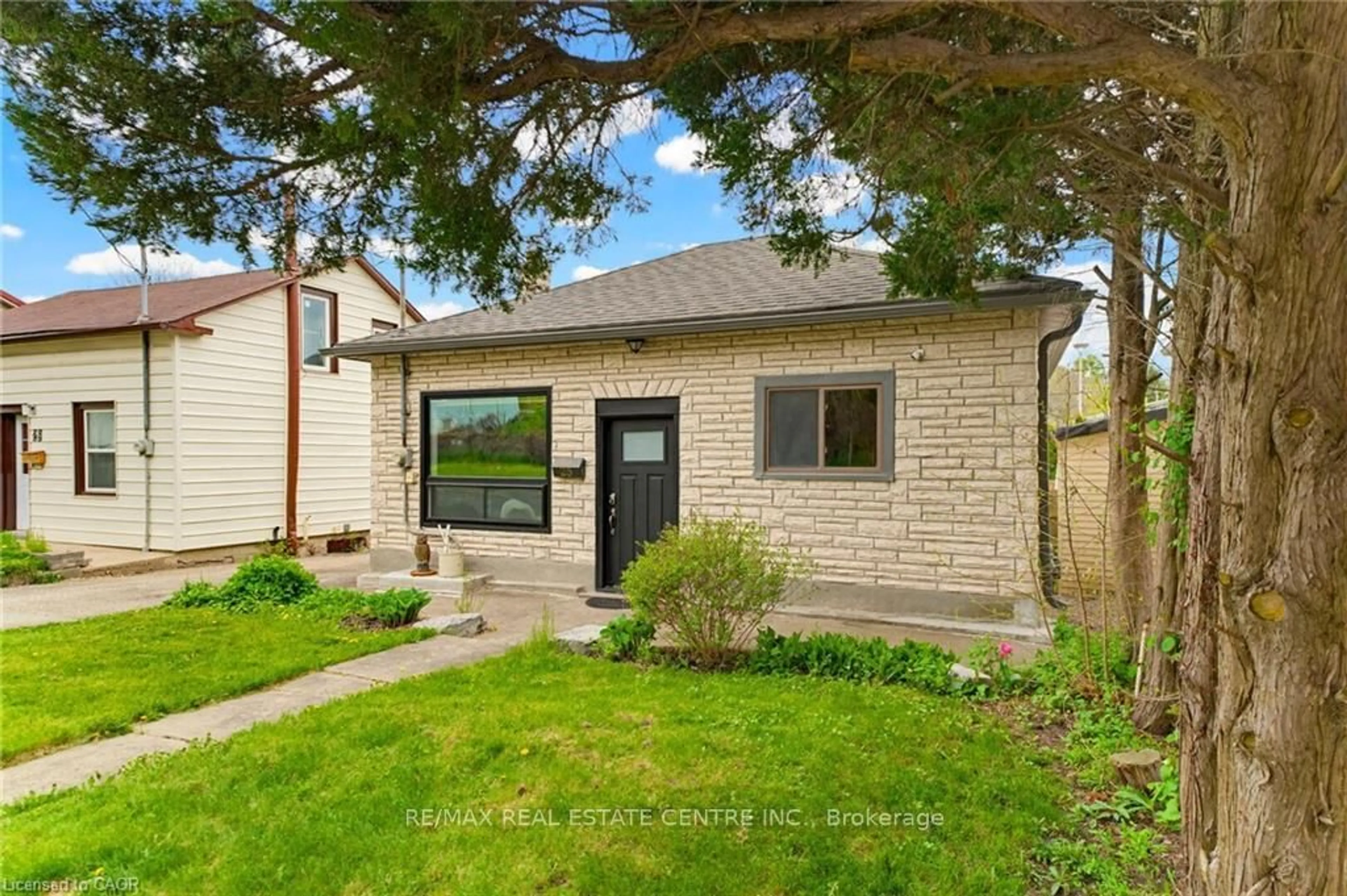 Home with brick exterior material, street for 25 Beverly St, Cambridge Ontario N1R 3Z4