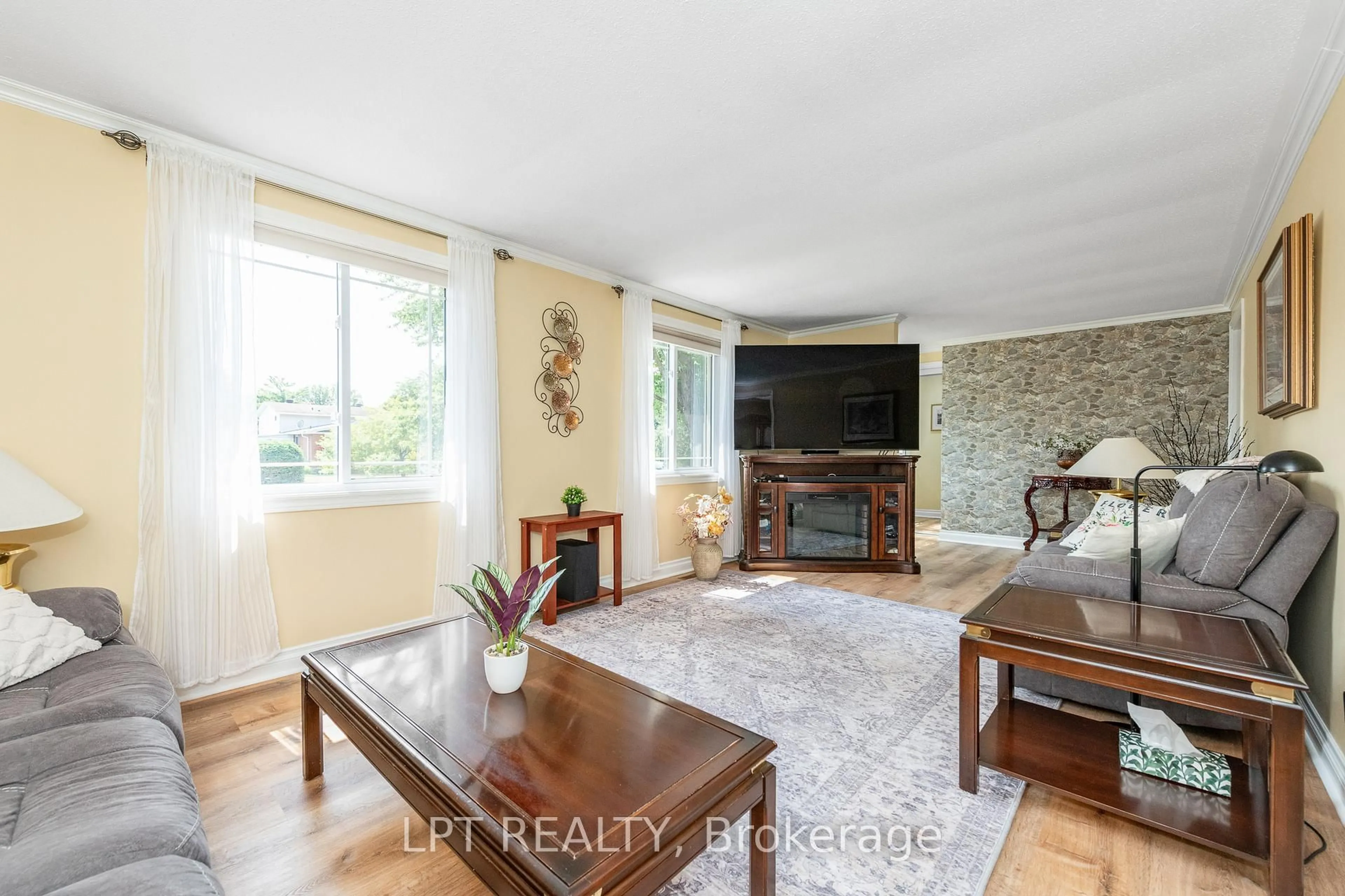 Living room with furniture, unknown for 9 Dallaire Cres, Richmond Ontario K0A 2Z0
