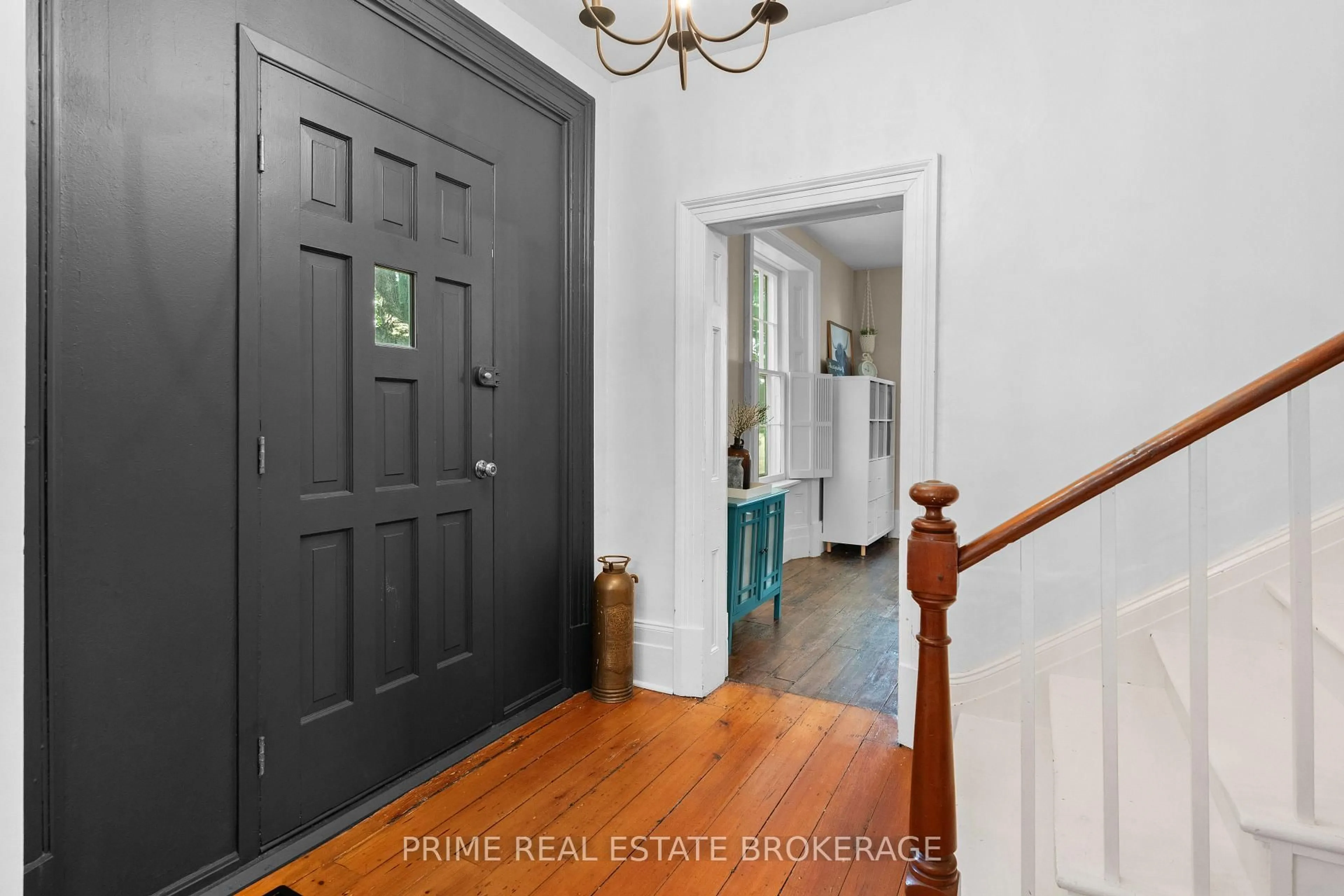 Indoor entryway for 75285 London Rd, Bluewater Ontario N0M 1J0