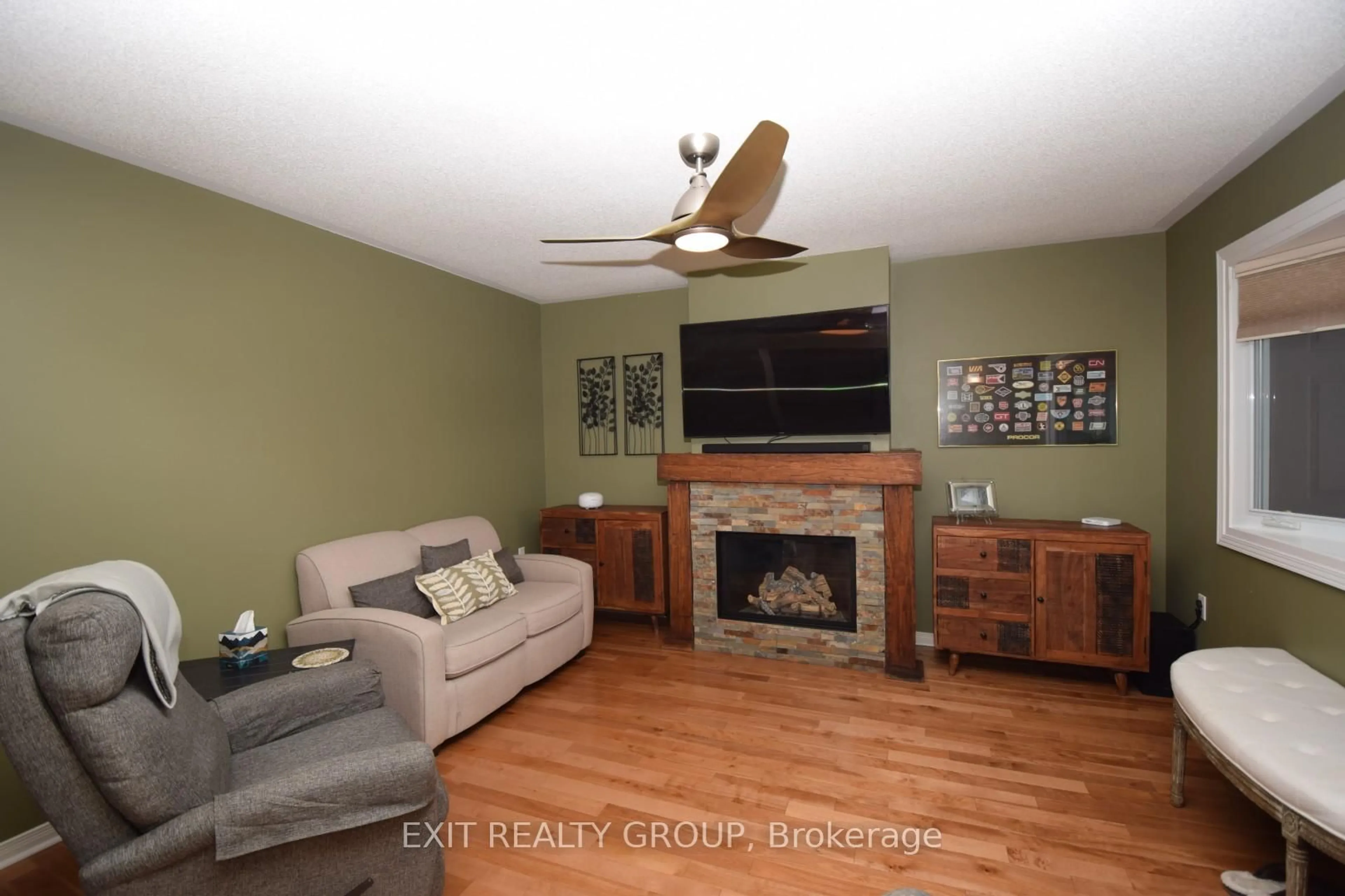 Living room with furniture, unknown for 1 Quaker Crt, Prince Edward County Ontario K0K 3L0