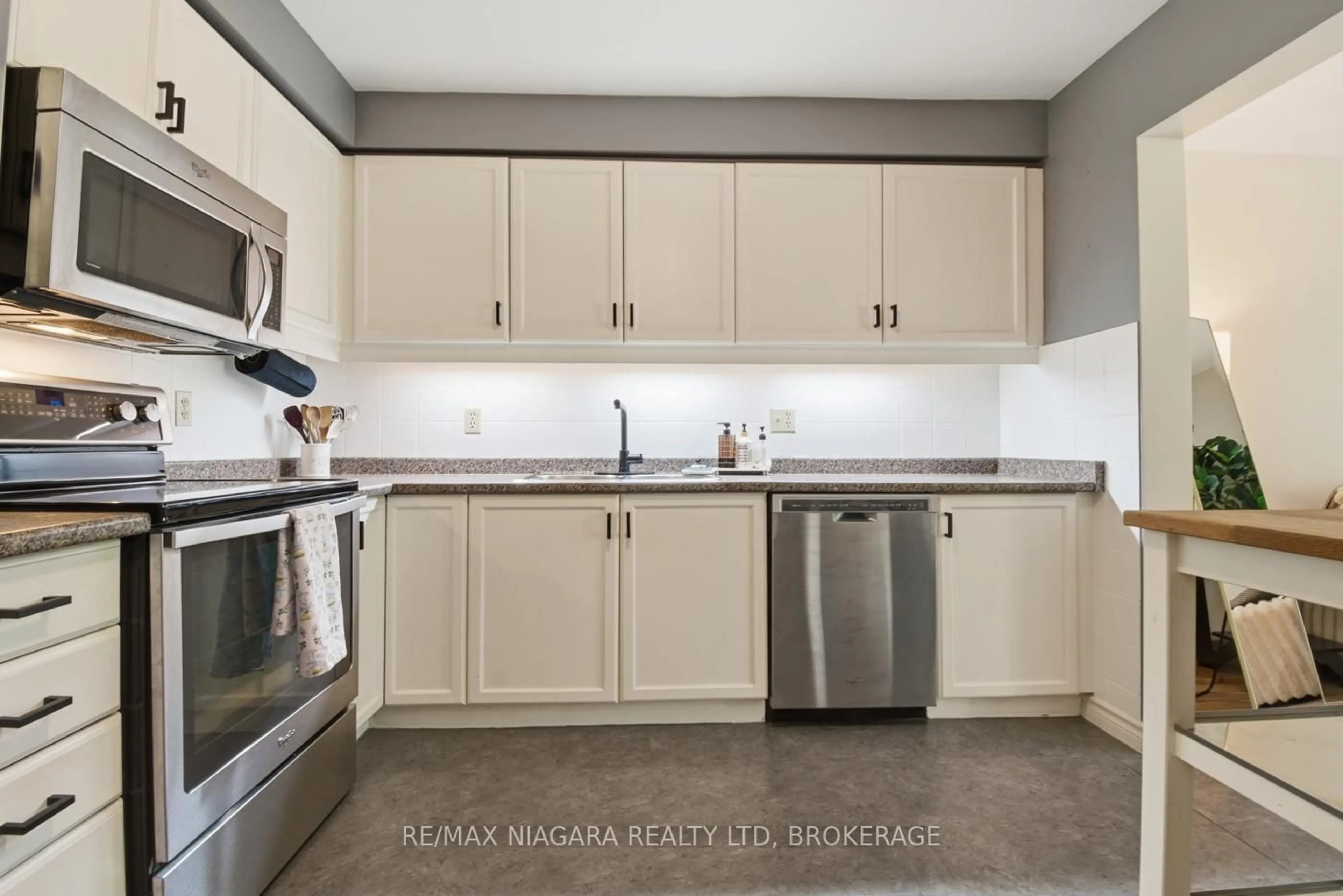 Standard kitchen, unknown for 67 Linwell Rd #26, St. Catharines Ontario L2N 7N3