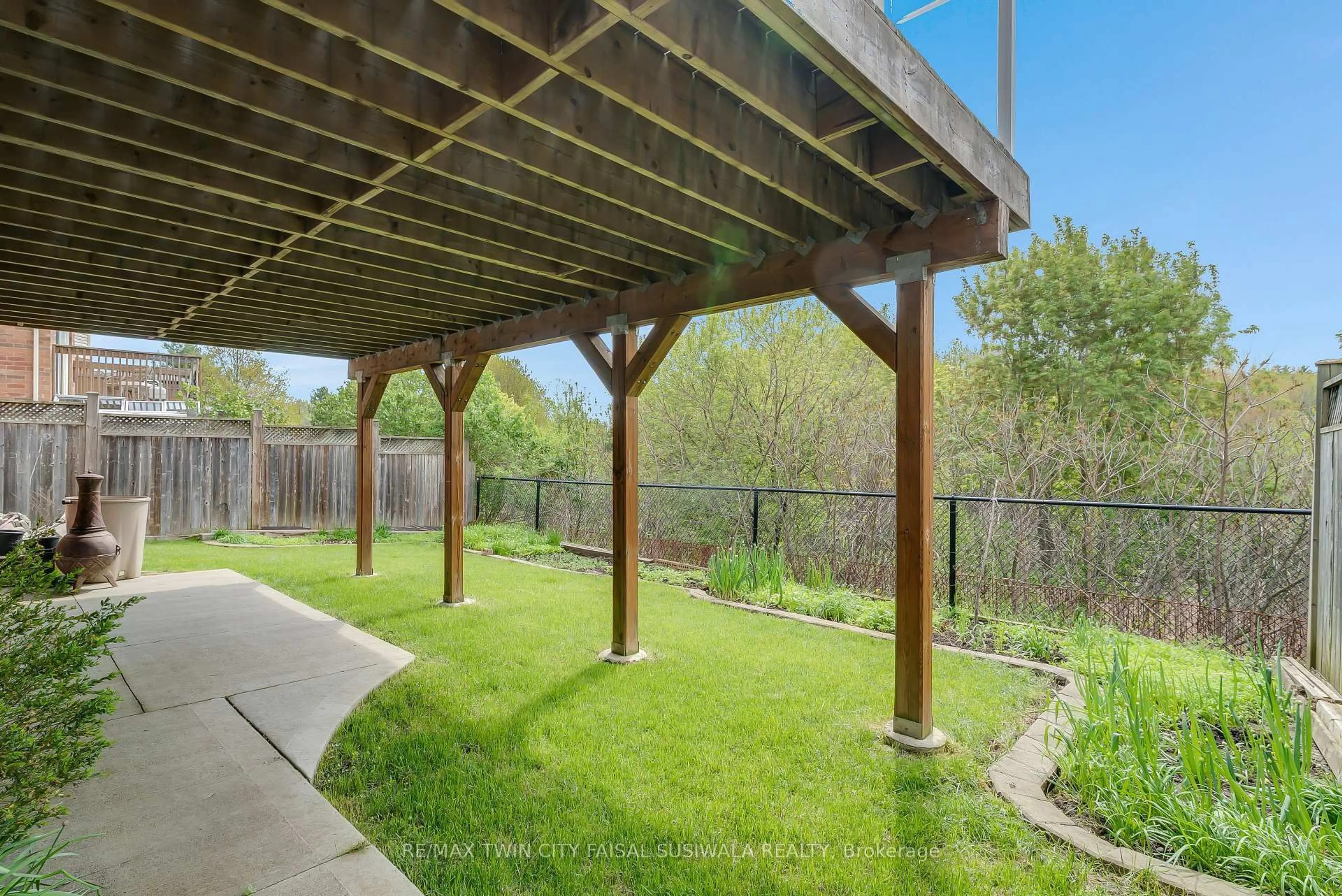 Patio, forest/trees view for 27 Glazebrook Cres, Cambridge Ontario N1T 2H7