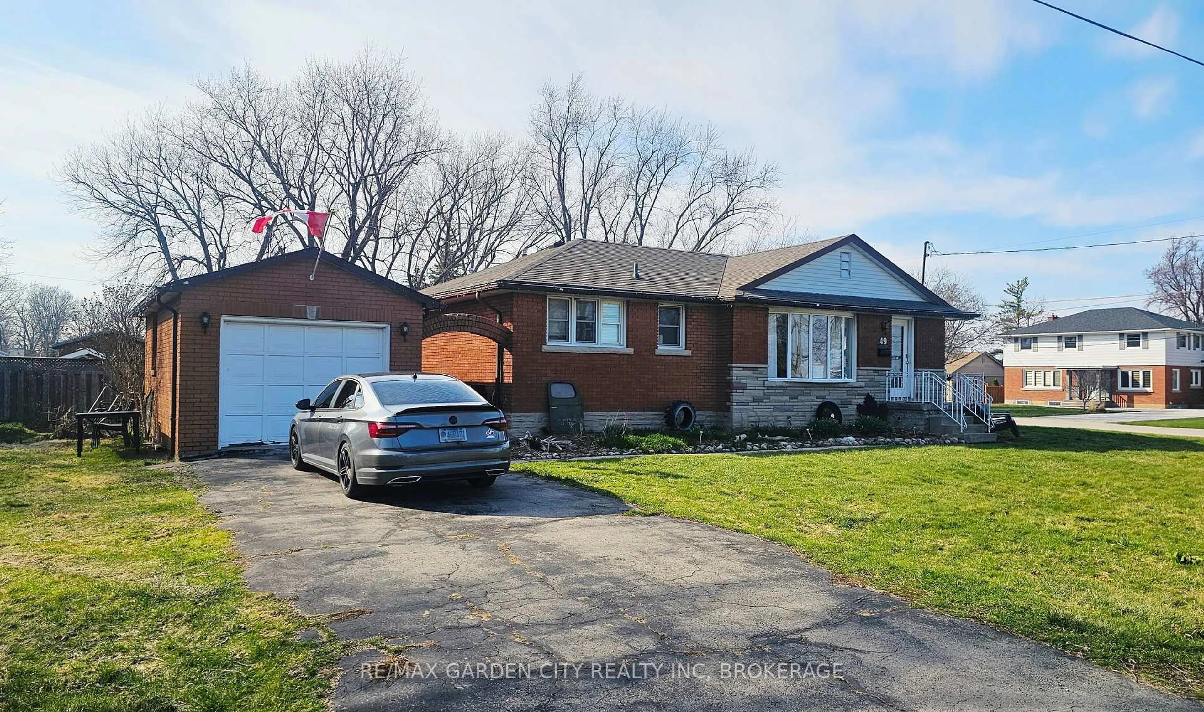 A pic from outside/outdoor area/front of a property/back of a property/a pic from drone, street for 49 Whittaker Ave, Grimsby Ontario L3M 3J3