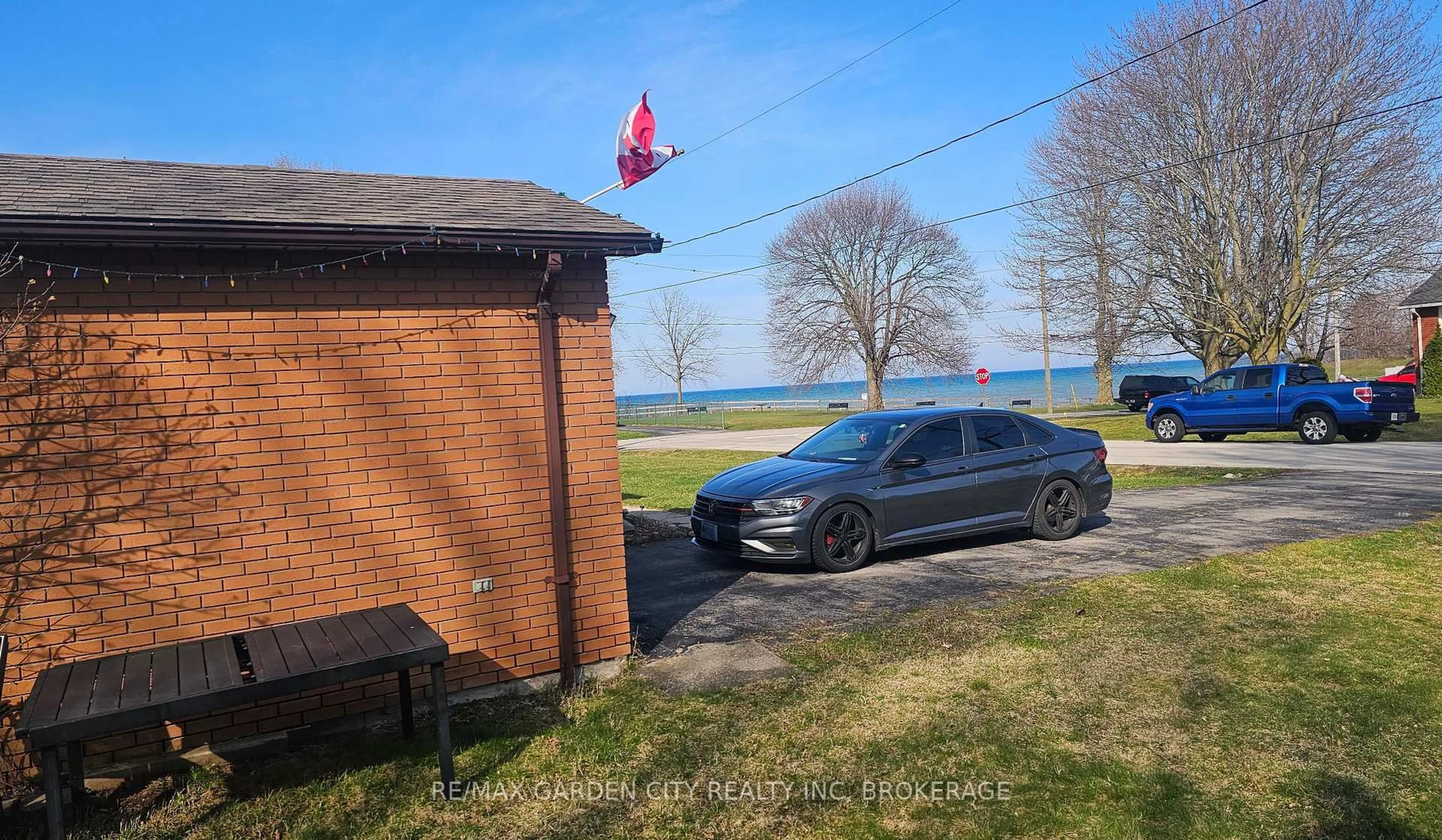 A pic from outside/outdoor area/front of a property/back of a property/a pic from drone, street for 49 Whittaker Ave, Grimsby Ontario L3M 3J3