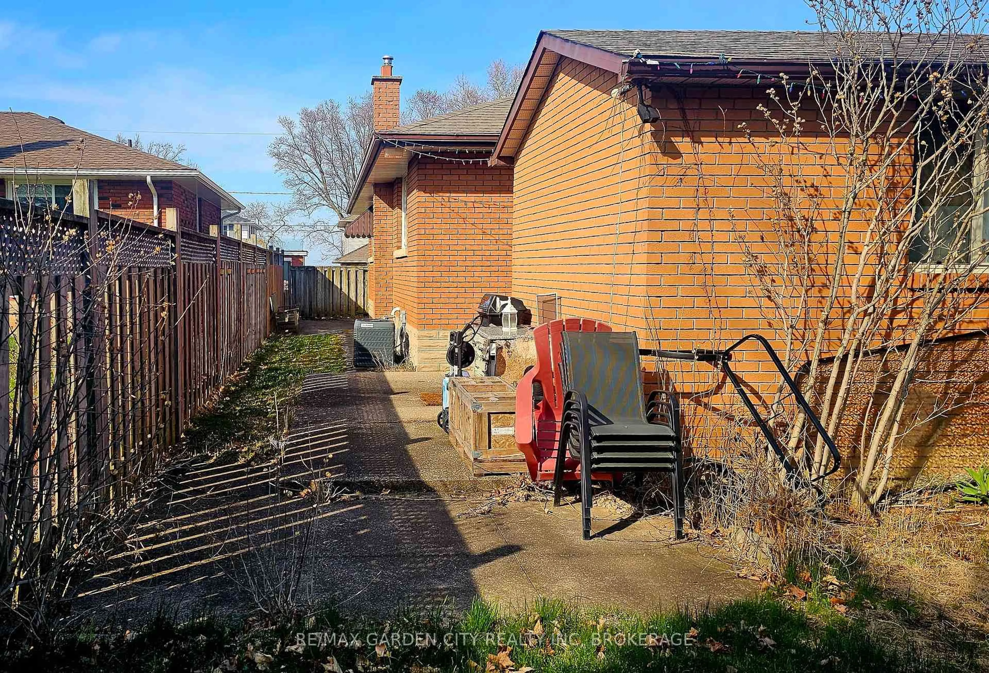 Patio, street for 49 Whittaker Ave, Grimsby Ontario L3M 3J3
