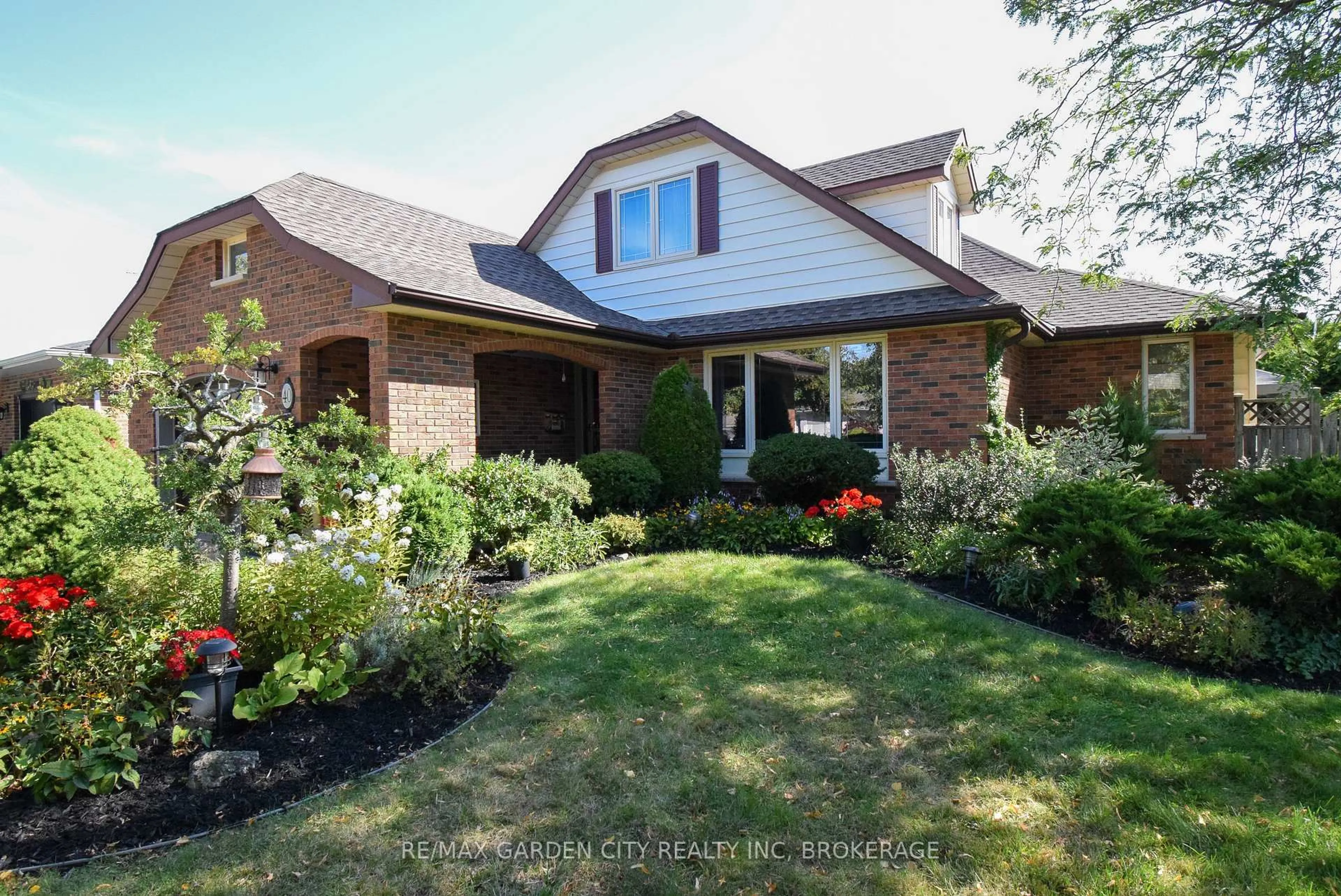 Home with brick exterior material, street for 40 Belair Dr, St. Catharines Ontario L2N 6X9