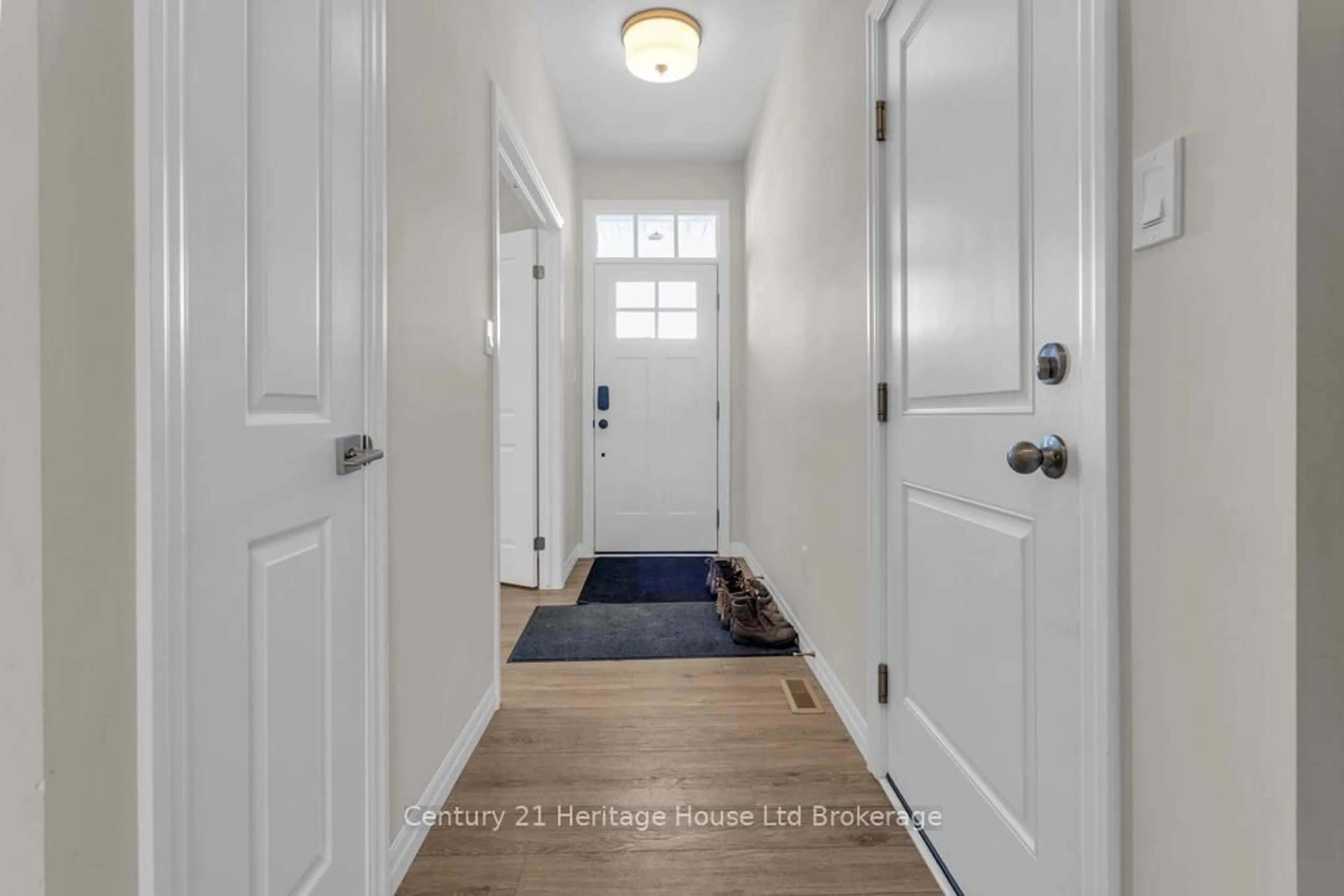 Indoor entryway for 19 Livingston Dr, Tillsonburg Ontario N4G 0J3