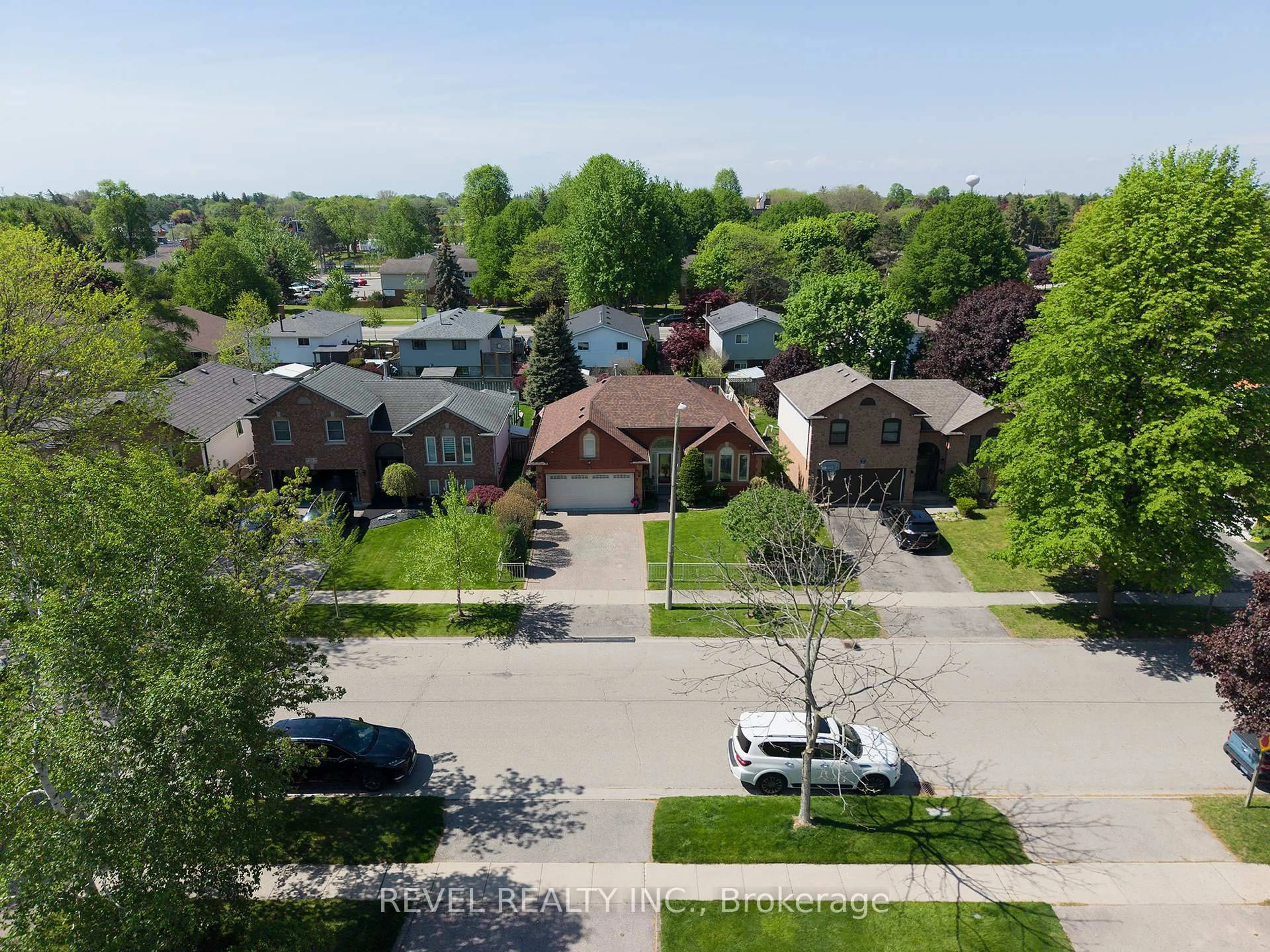 A pic from outside/outdoor area/front of a property/back of a property/a pic from drone, street for 25 Maplecrest Lane, Brantford Ontario N3R 7T9