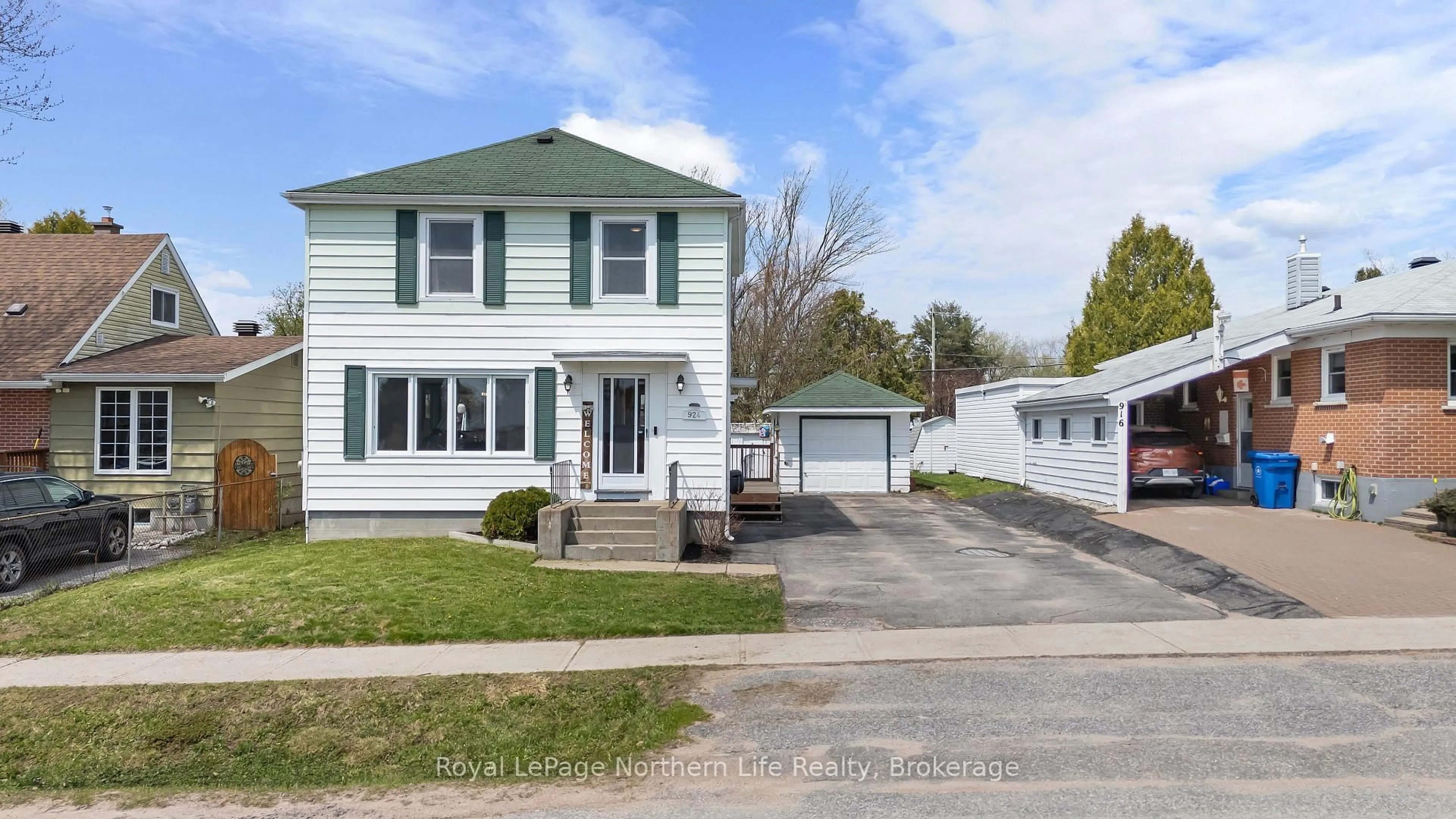 Home with vinyl exterior material, street for 924 Reynolds St, North Bay Ontario P1B 5C8