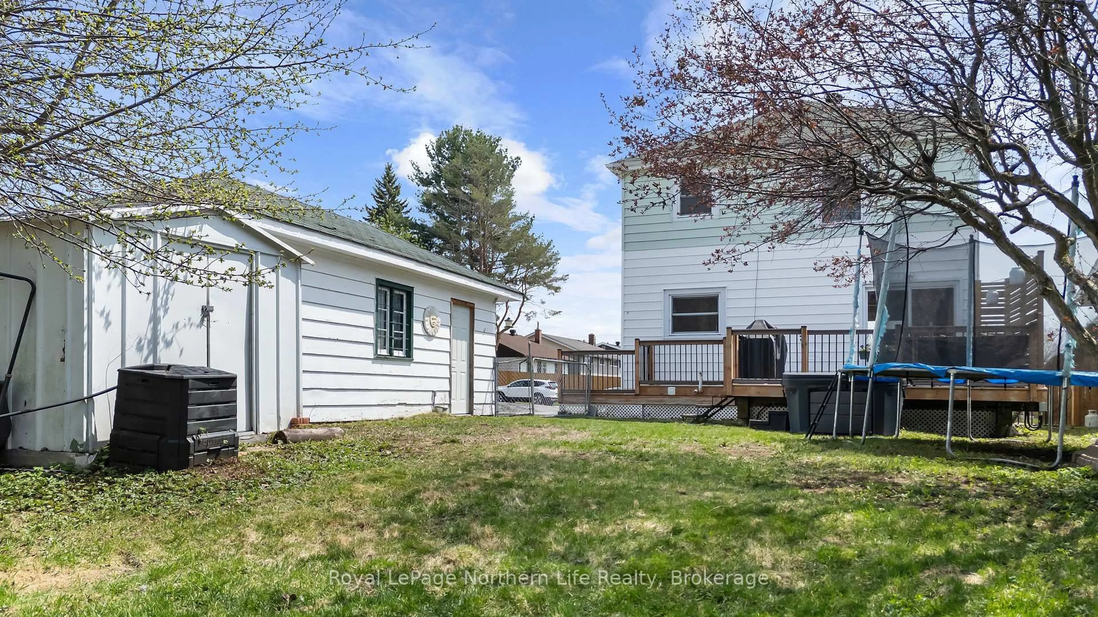 Patio, street for 924 Reynolds St, North Bay Ontario P1B 5C8