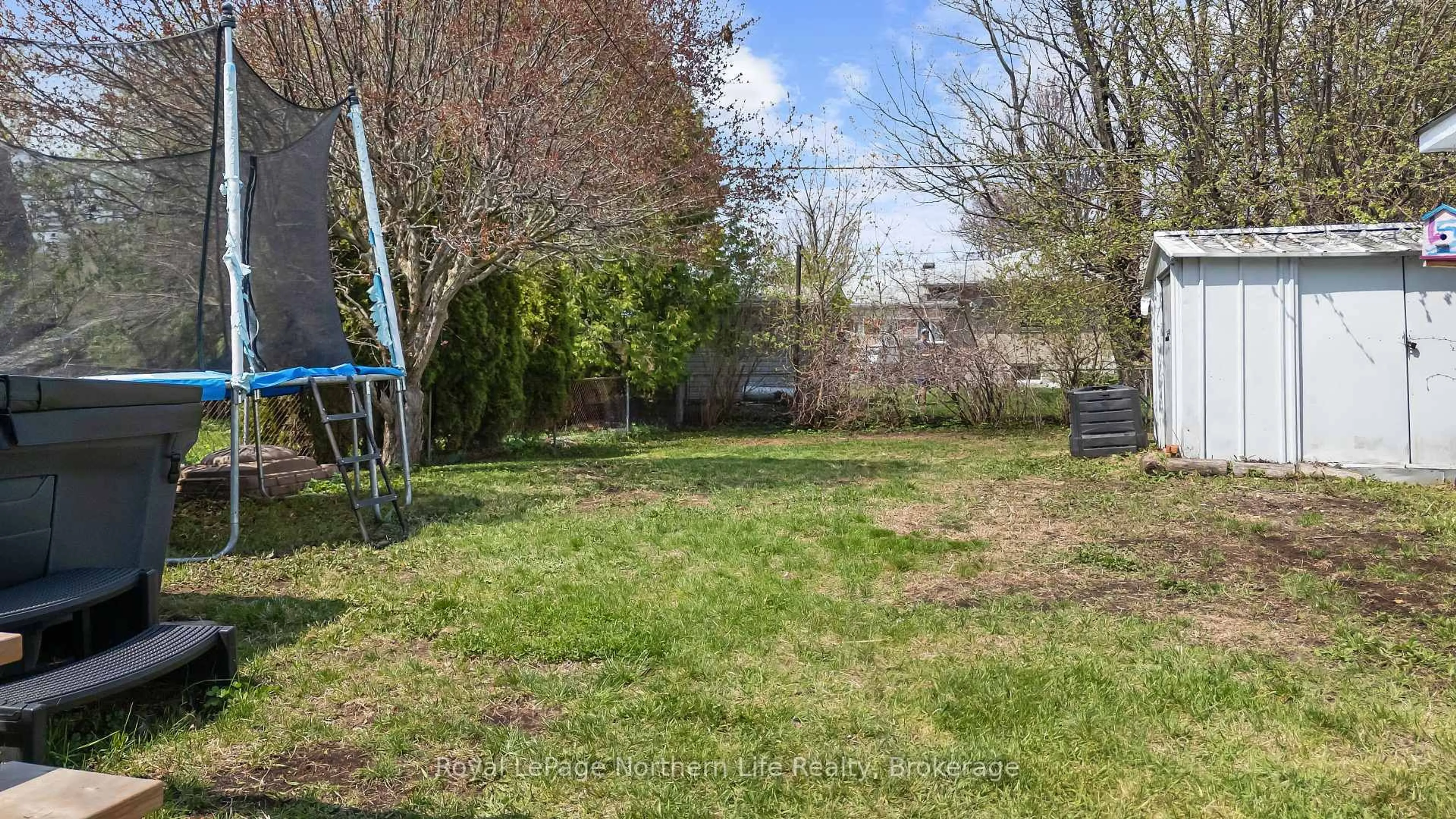 A pic from outside/outdoor area/front of a property/back of a property/a pic from drone, street for 924 Reynolds St, North Bay Ontario P1B 5C8