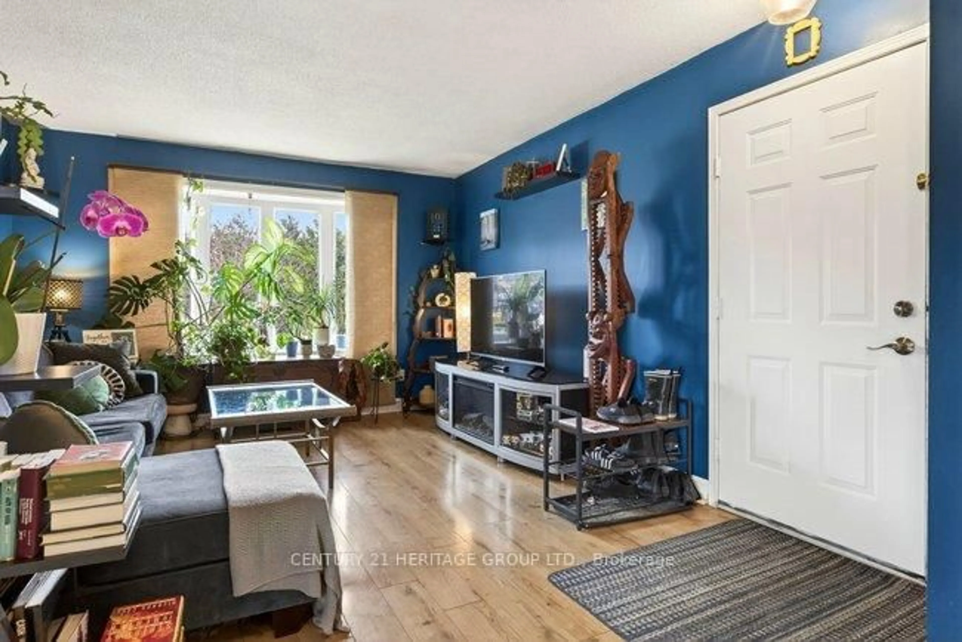 Living room with furniture, wood/laminate floor for 31 Kinross St #1, Haldimand Ontario N3W 1J7